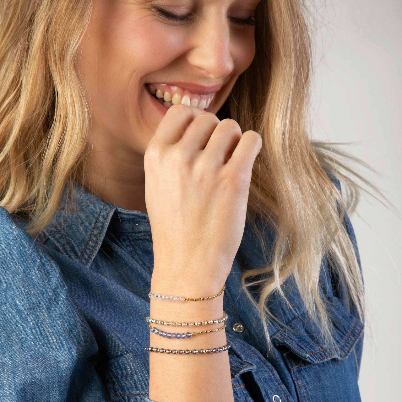 Gerecycleerd stainless steel goldplated armband met donkerblauwe kralen