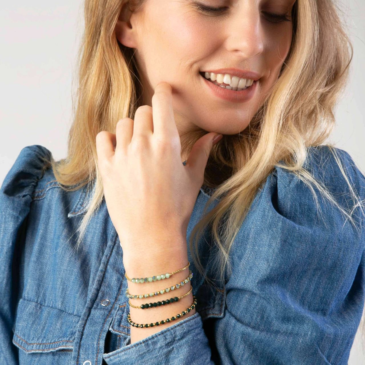 Gerecycleerd stainless steel goldplated armband met lichtgroene kralen