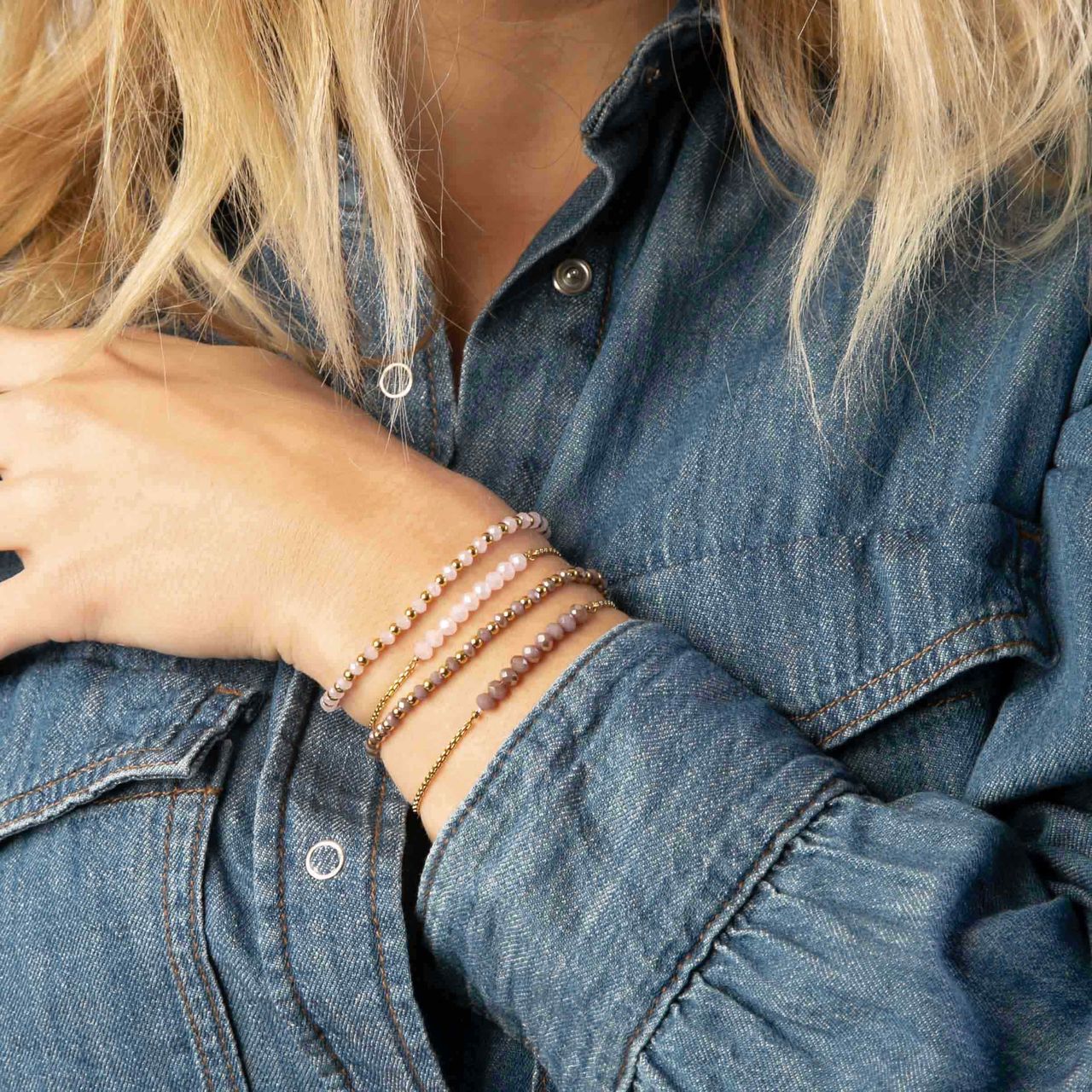 Gerecycleerd stalen goldplated armband met paarse kralen