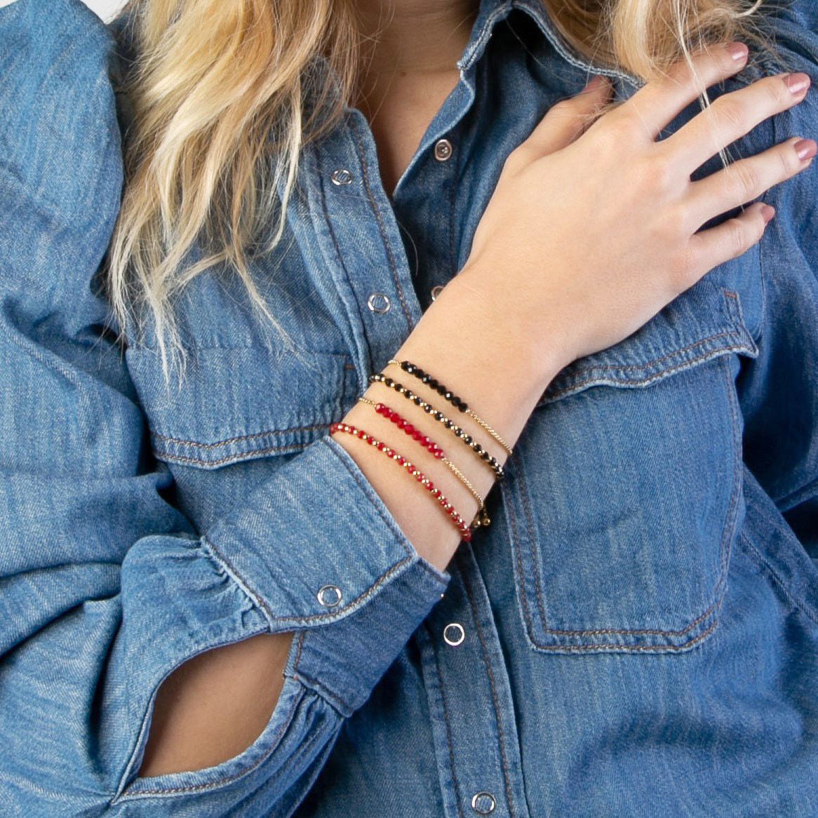 Gerecycleerd stalen goldplated armband met zwarte kralen