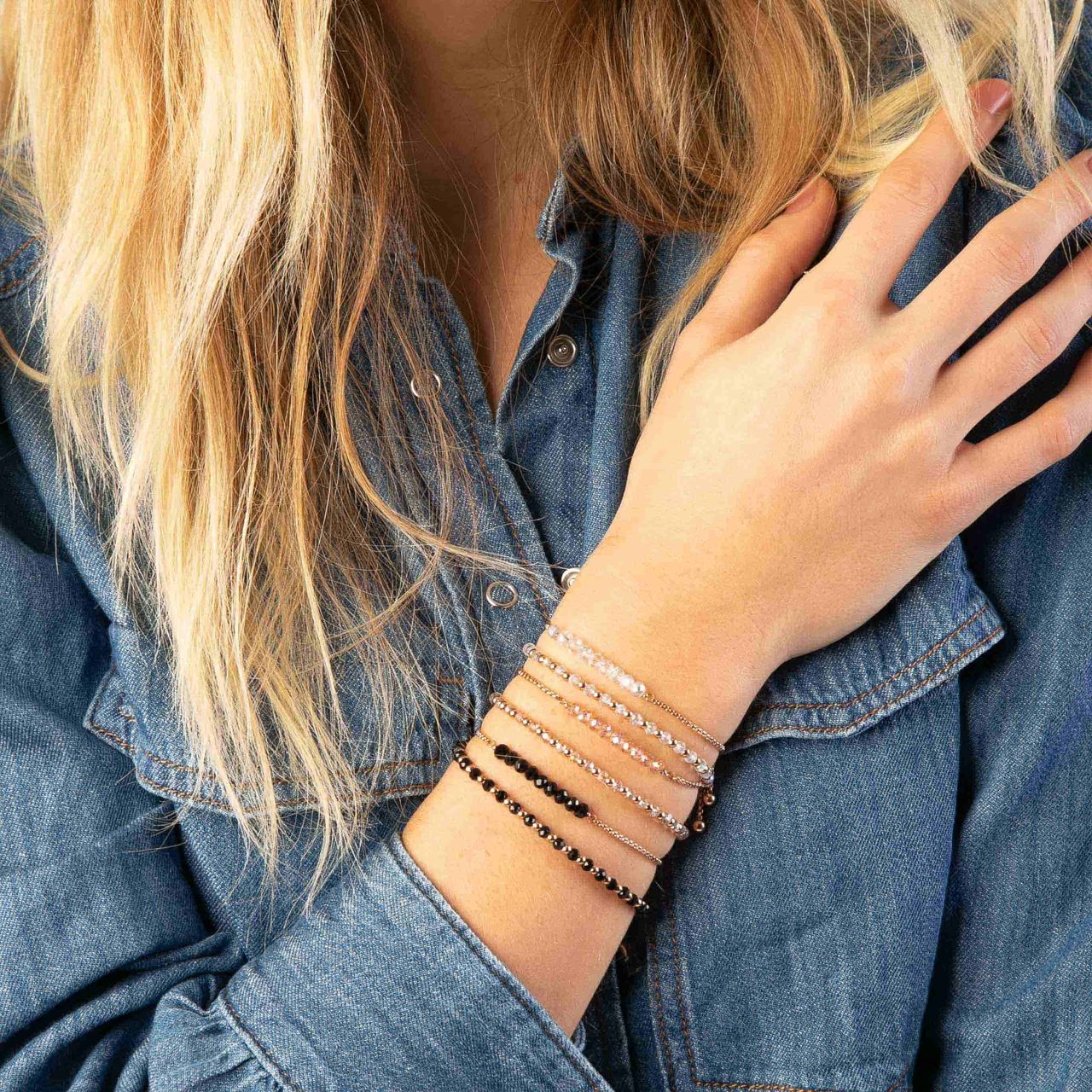 Gerecycleerd stalen roseplated armband met witte kralen