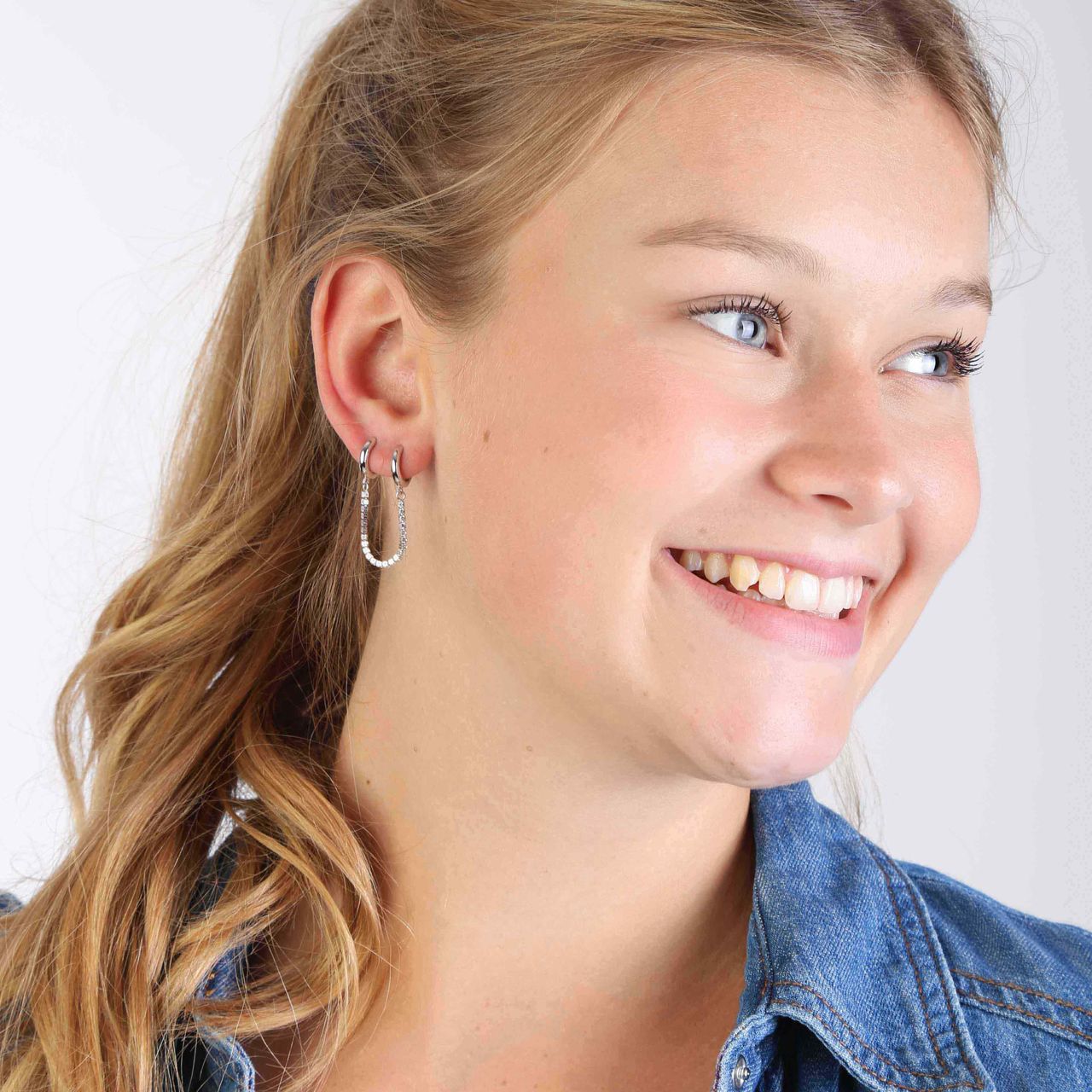 Zilveren oorring dubbel met ketting zirkonia