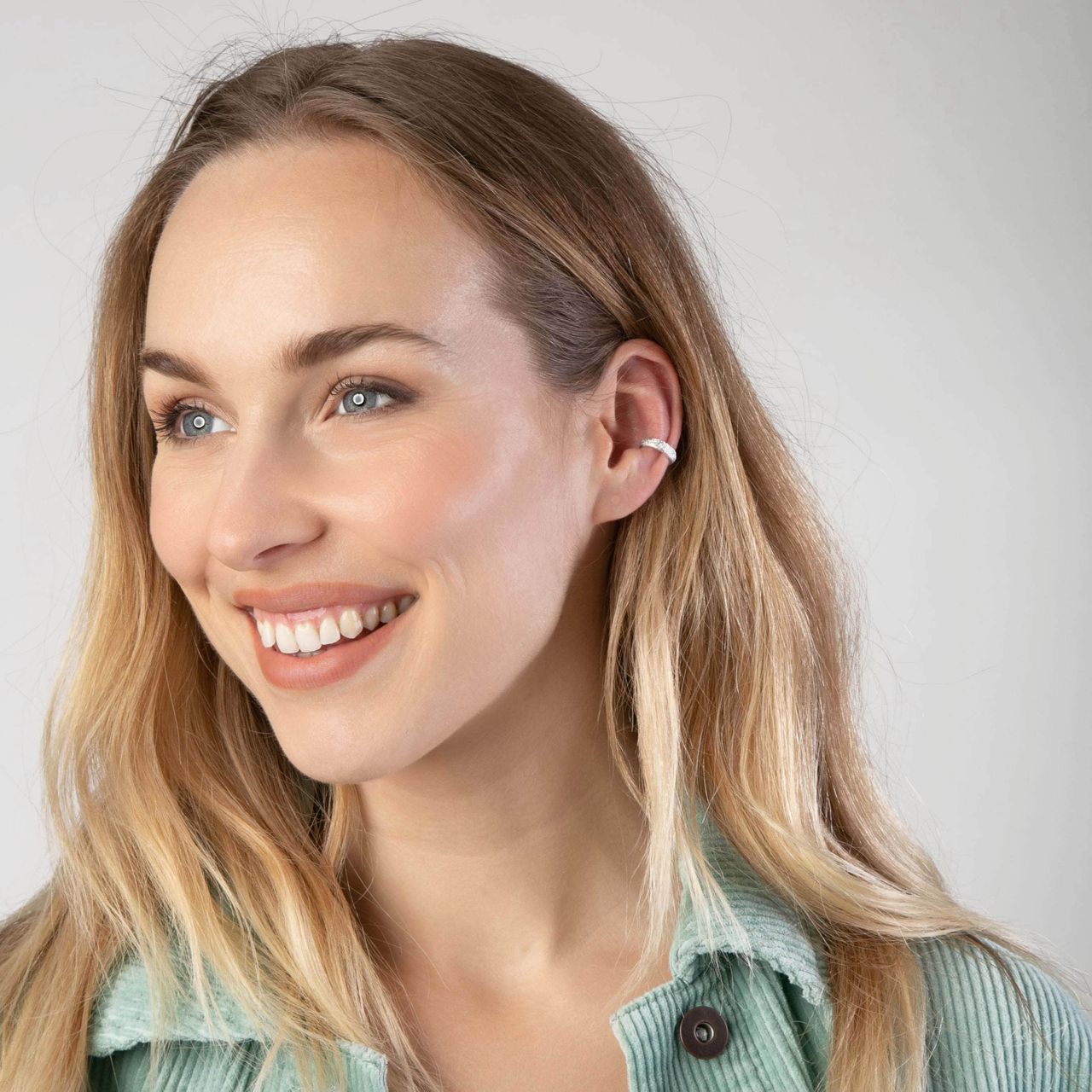 Zilveren earcuff bewerkt