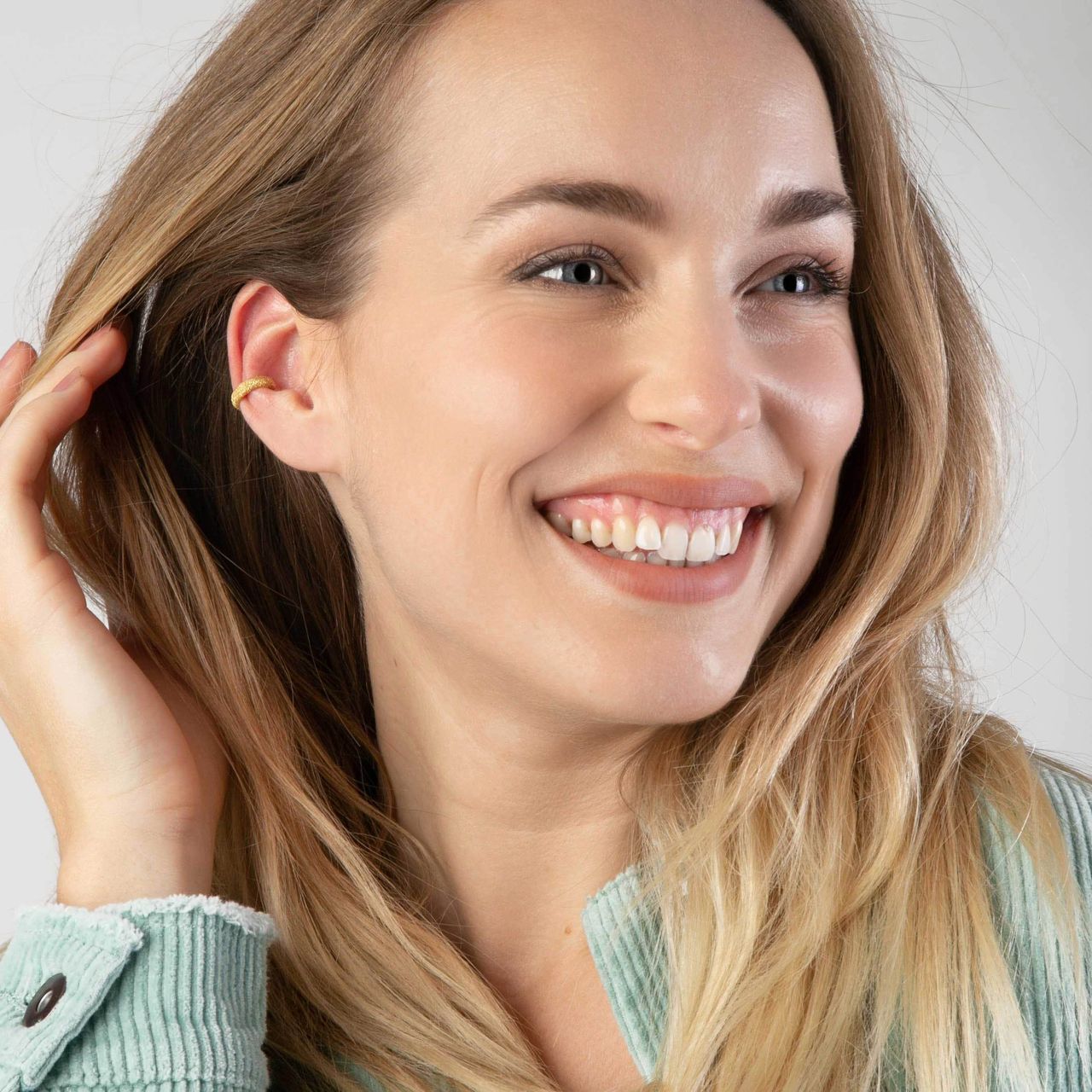 Zilveren goldplated earcuff bewerkt