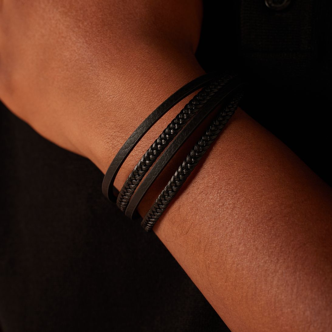 Stainless steel blackplated herenarmband gevlochten leer