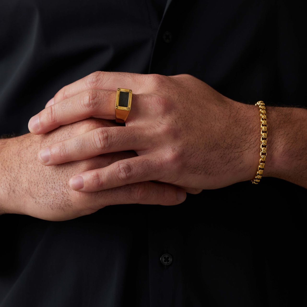 Gerecycleerd stalen goldplated zegelring met zwart detail