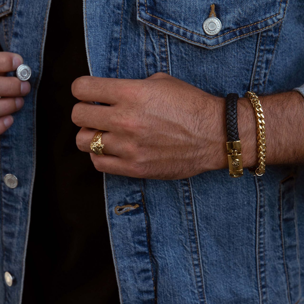 Gerecycleerd stainless steel goldplated herenring met leeuwenkop