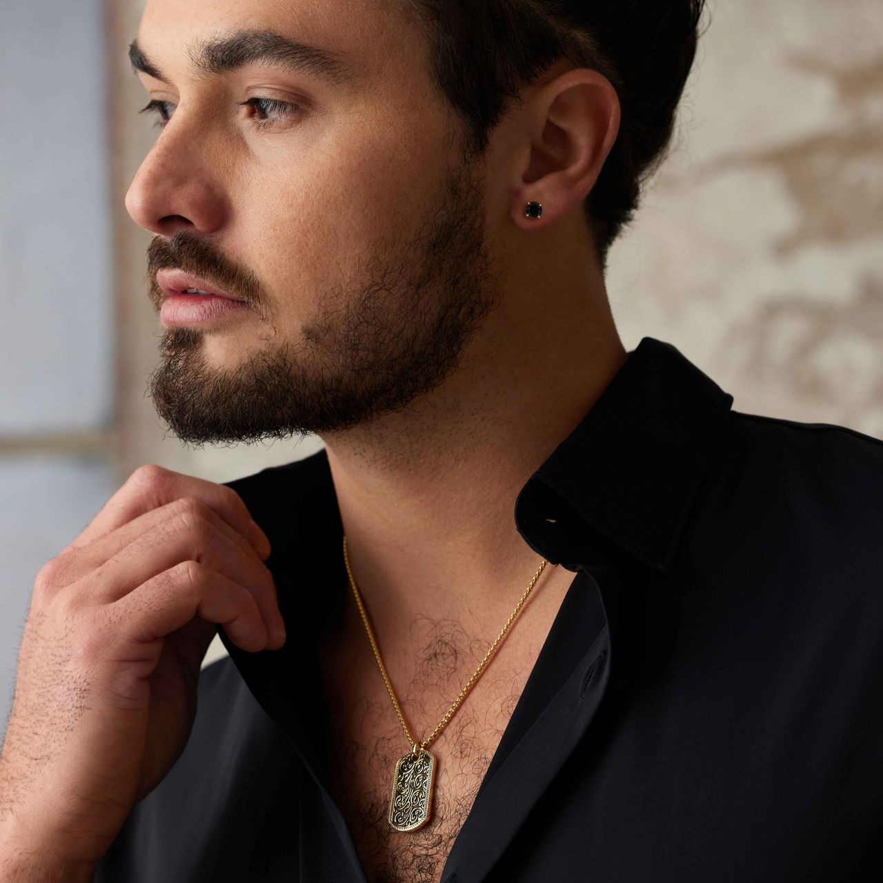 Gerecycleerd stalen oorbellen gold met zwarte zirkonia rond 8mm