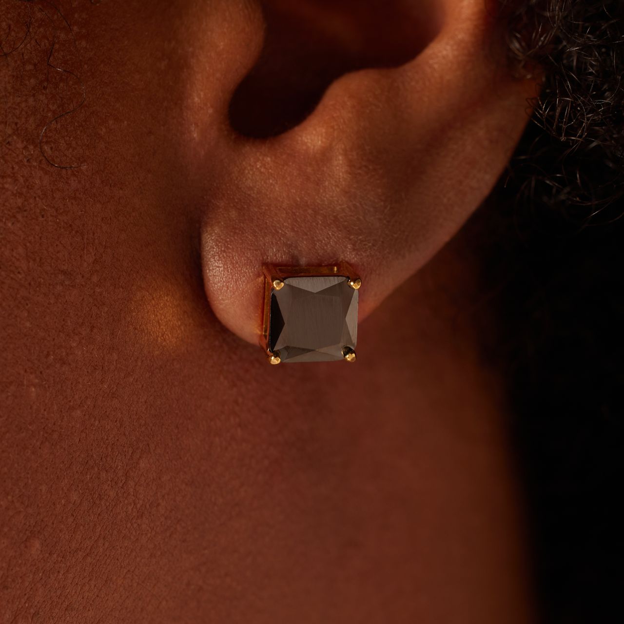 Gerecycled stainless steel oorknoppen golplated met vierkante zirkonia 8mm voor heren