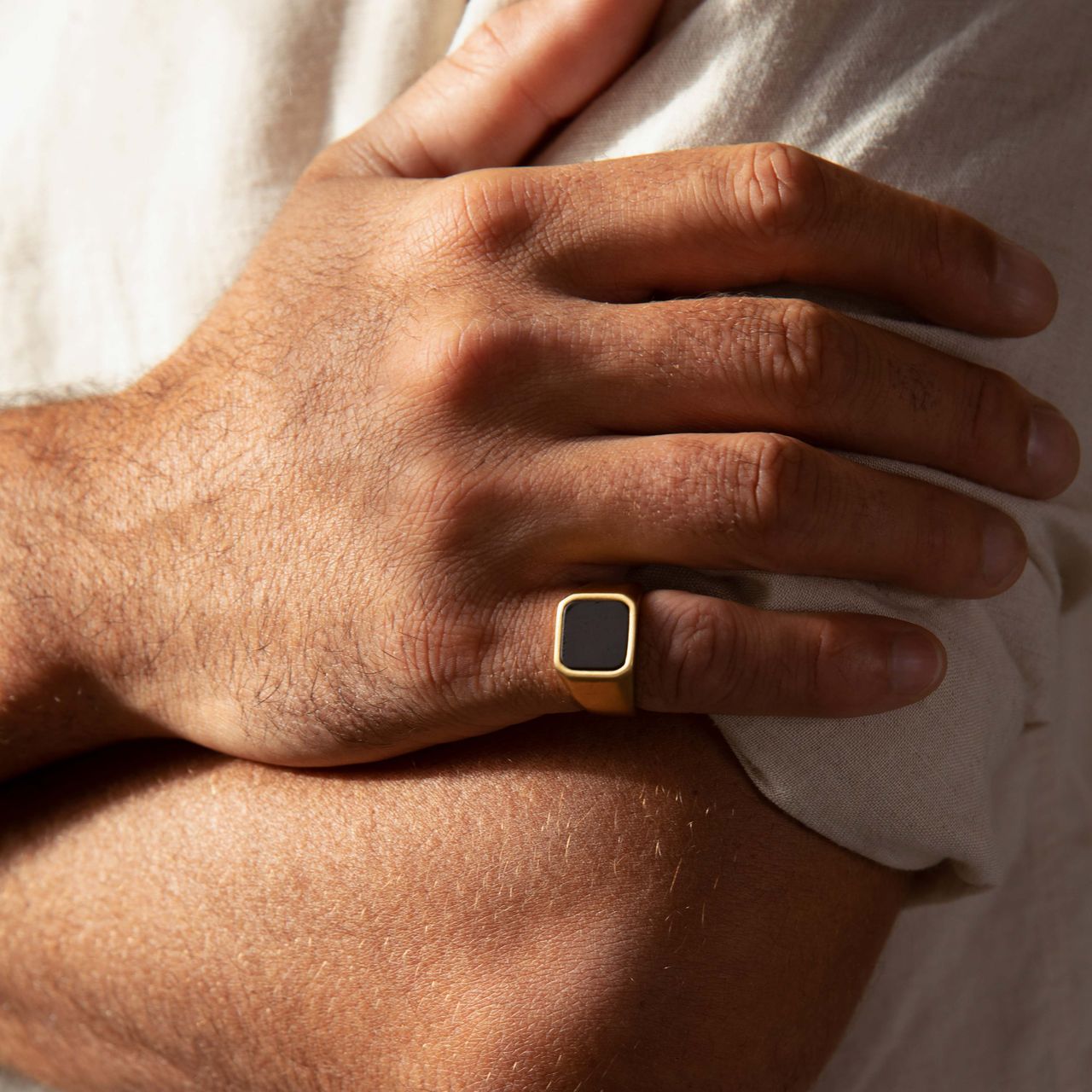 Gerecycleerd stainless steel goldplated heren zegelring met black agate