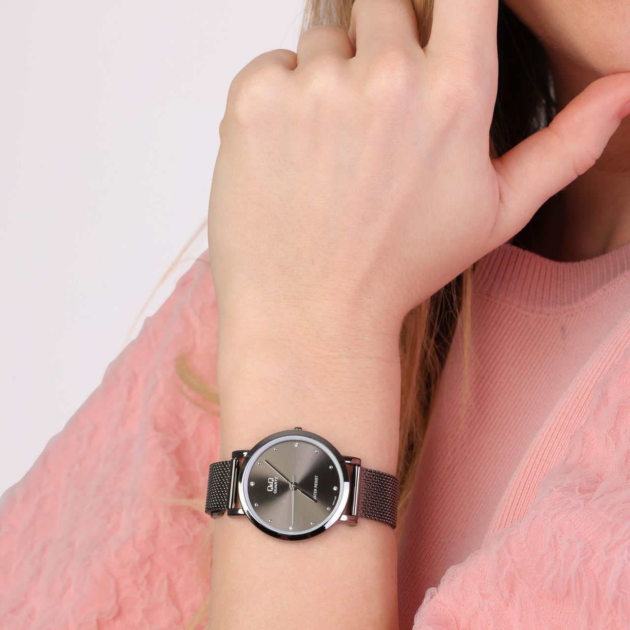 Q&Q horloge zwart met mesh band QA21J402Y