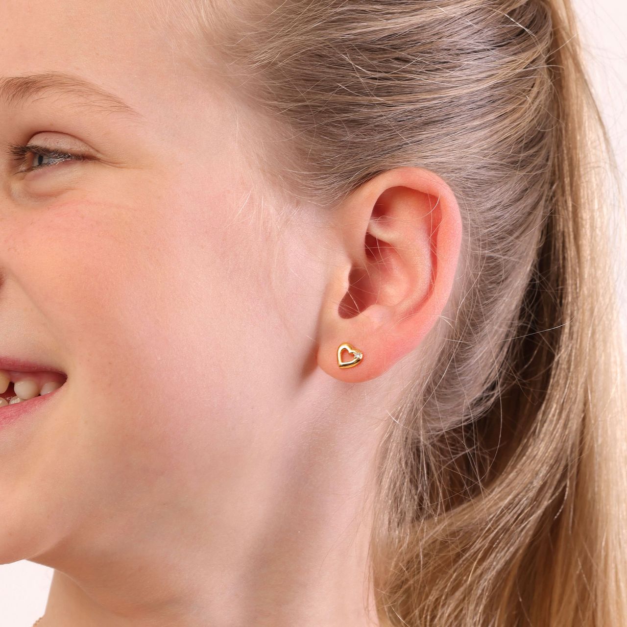 Zilveren goldplated kinderoorknoppen hart met zirkonia