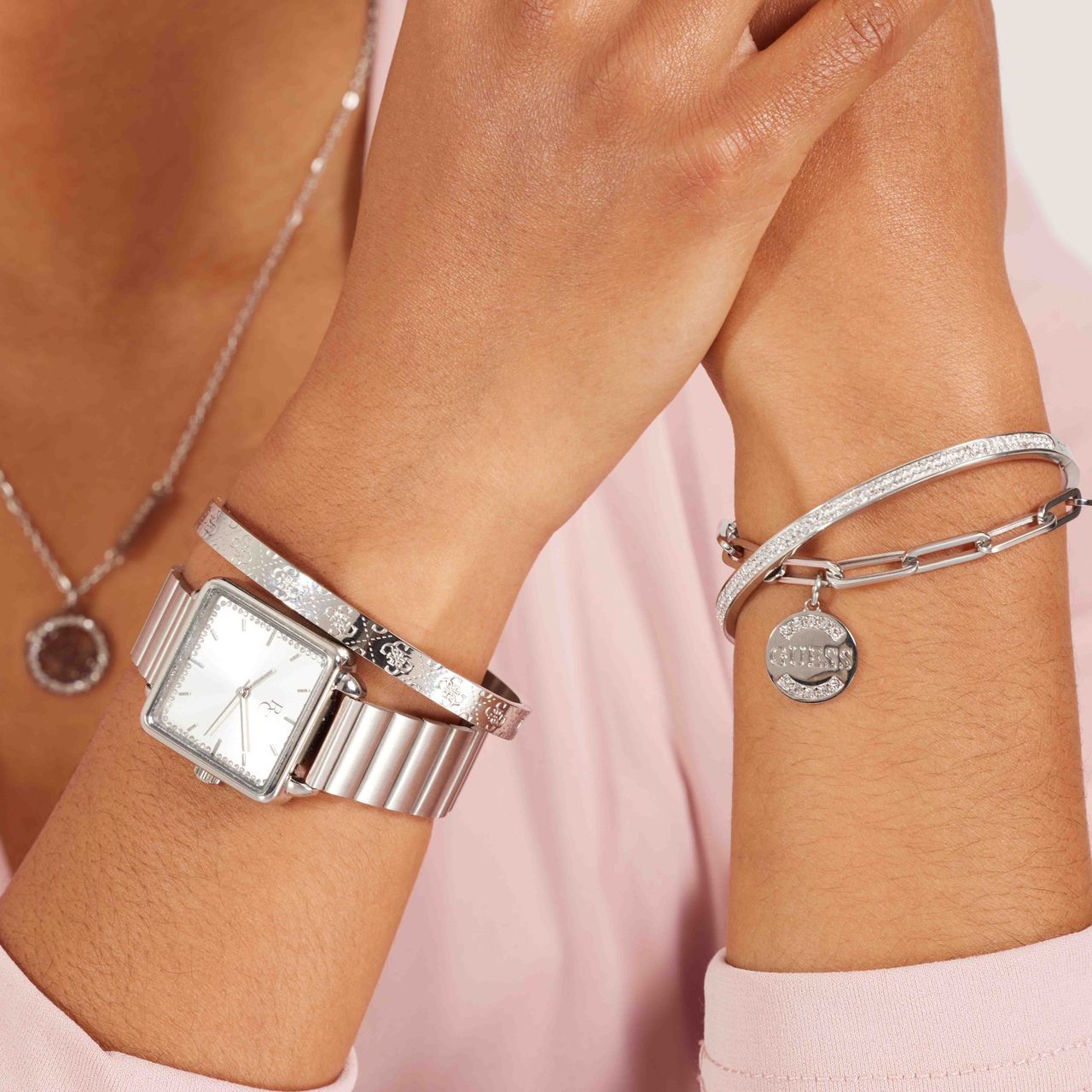 Guess stainless steel bangle armband 4G logo