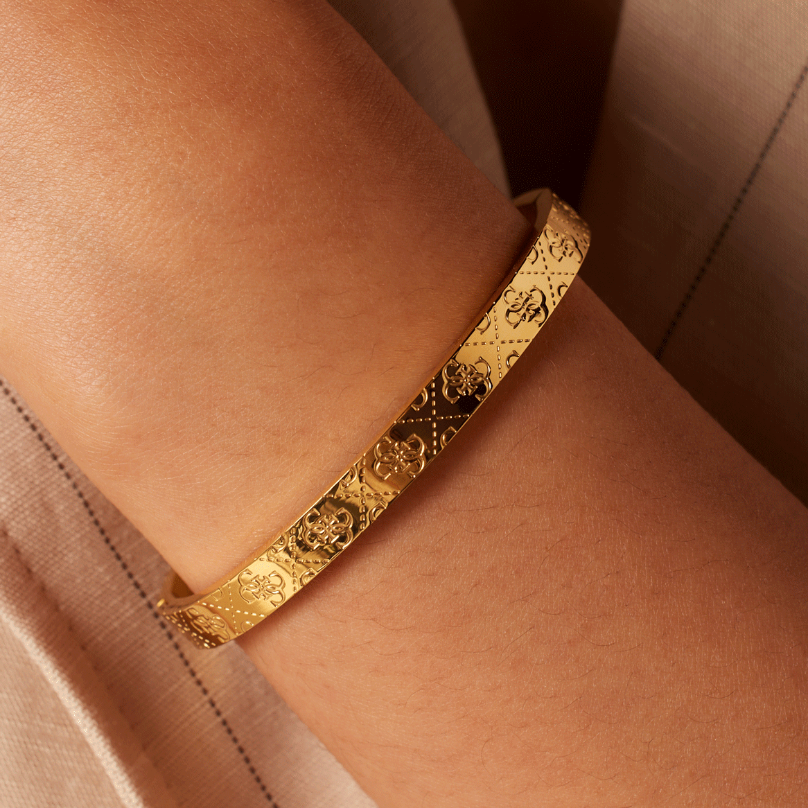Guess stalen goldplated bangle voor dames