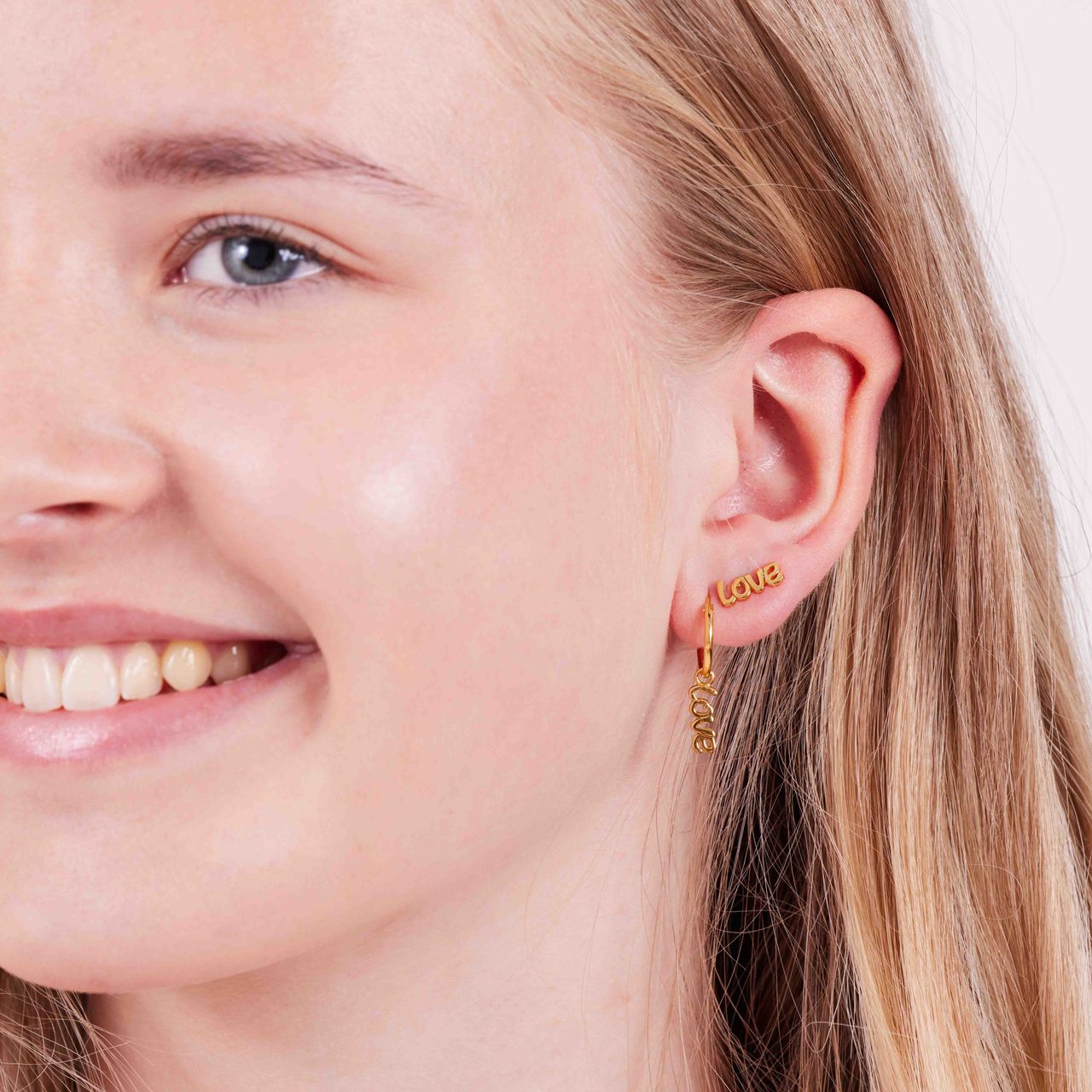 Zilveren goldplated oorringen met hanger love