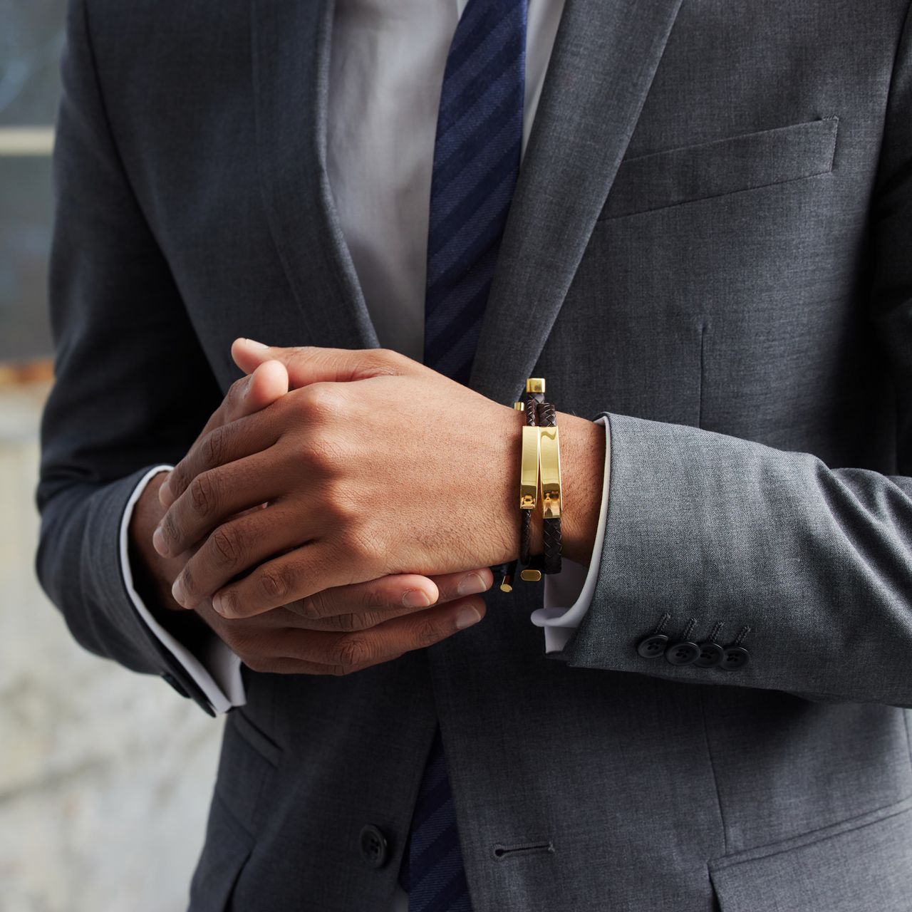 Bruin leren herenarmband met goldplated gerecycleerd stalen plaat
