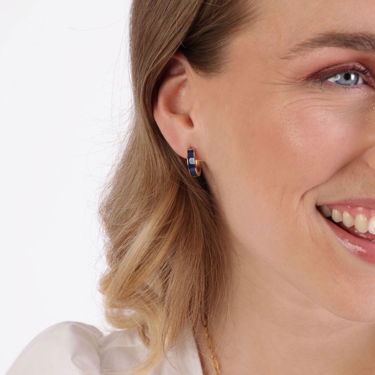 Stalen goldplated oorringen met donkerblauwe emaille voor dames