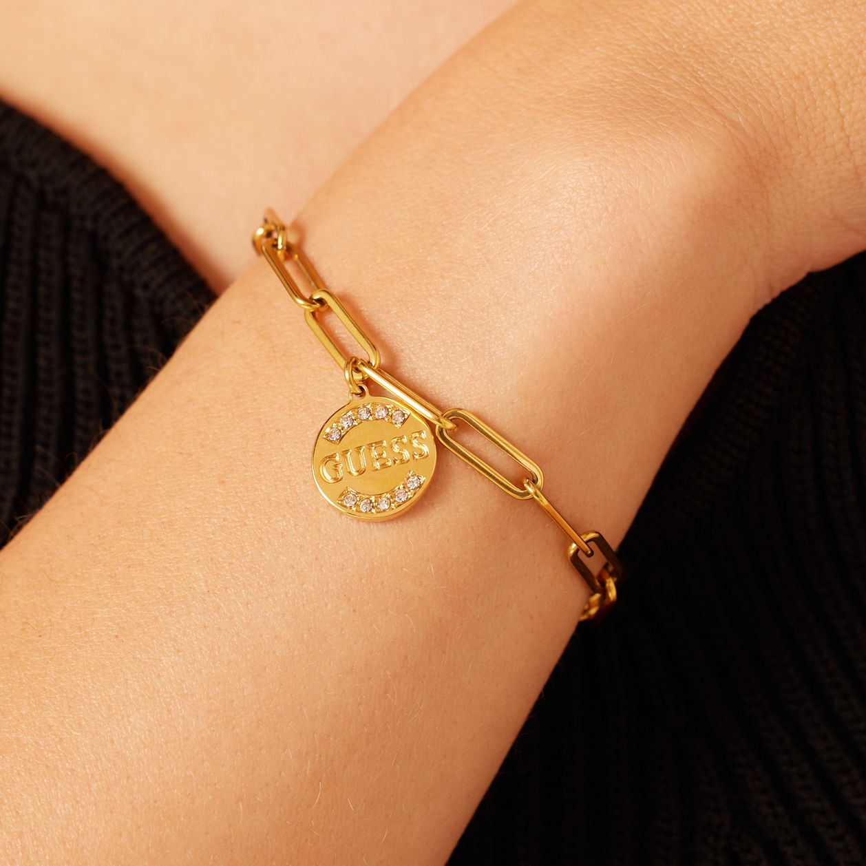 Guess stalen goldplated schakelarmband met hanger met kristal voor dames