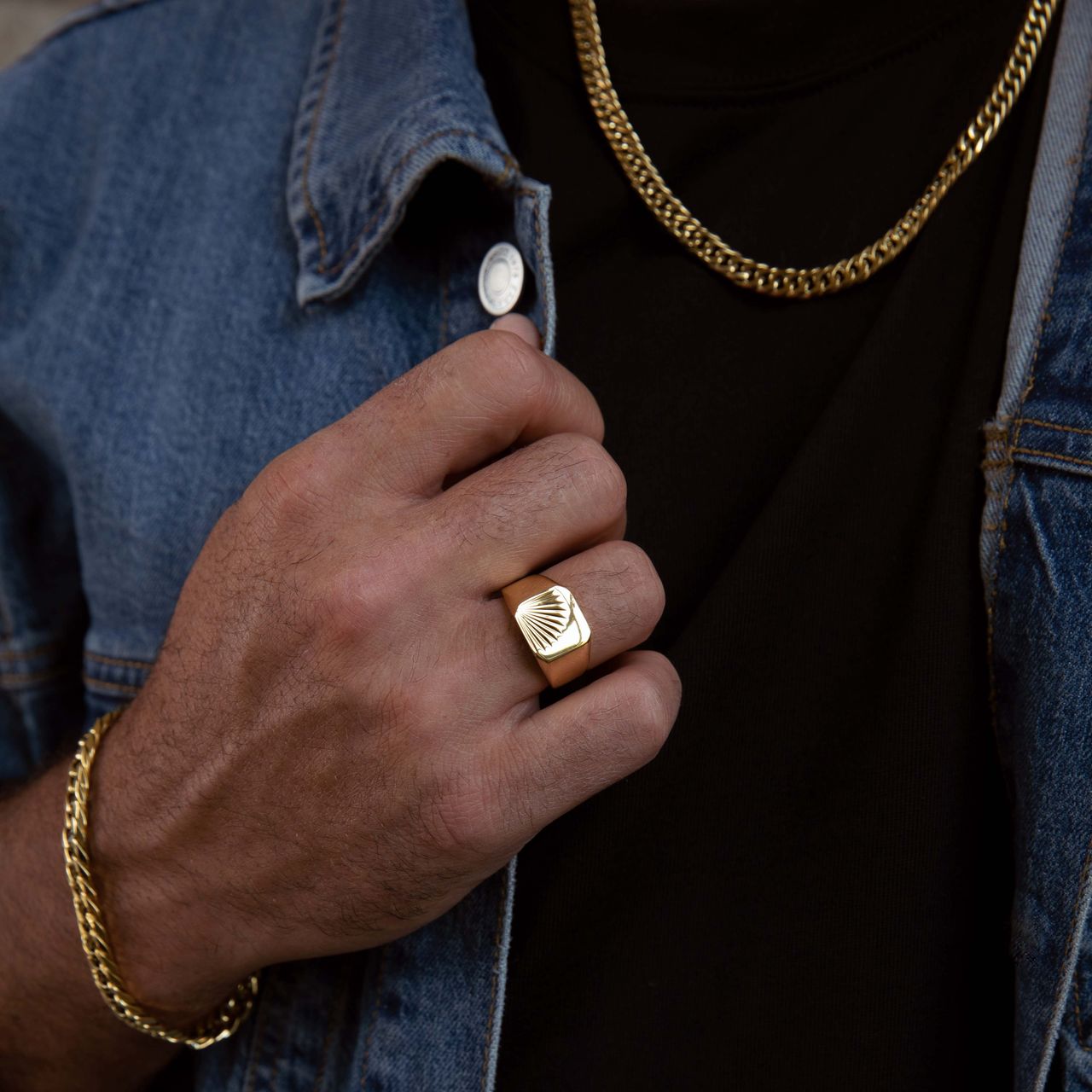 Gerecycleerd stainless steel goldplated zegelring met bewerking
