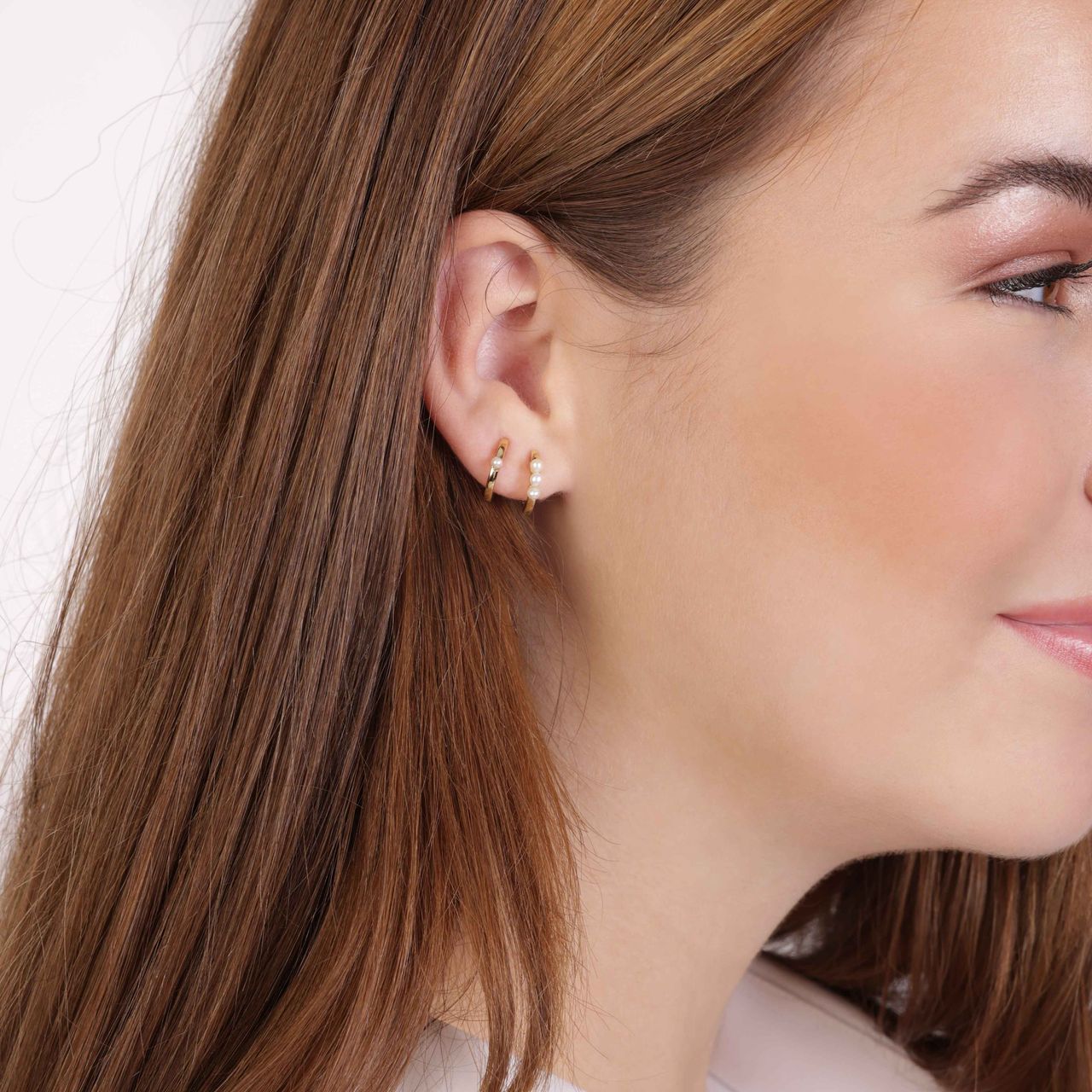 Zilveren goldplated oorringen met drie zoetwparels
