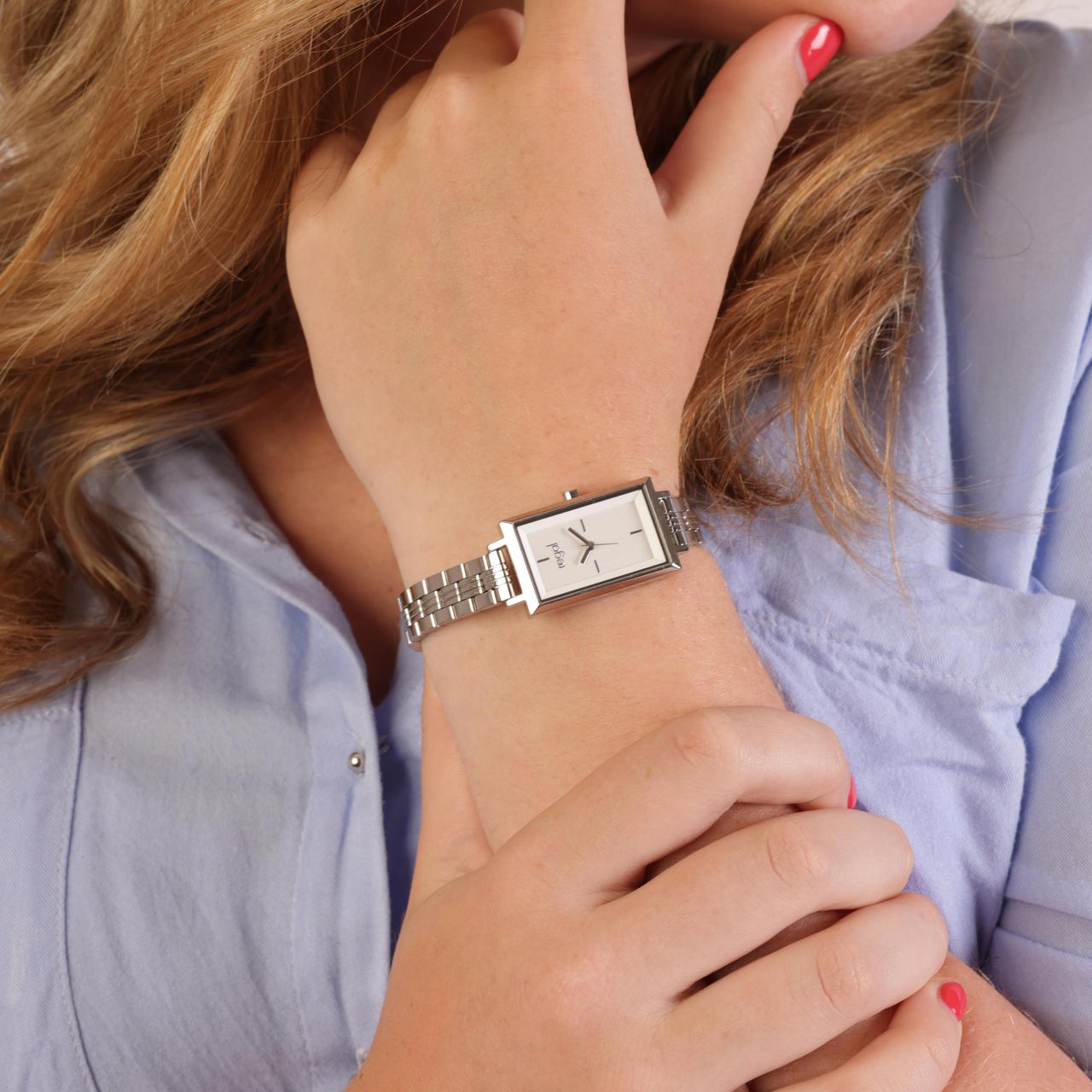 Regal horloge met een stalen kast en band