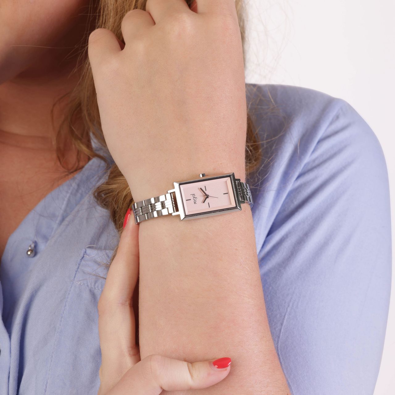 Regal horloge met een stalen kast en band