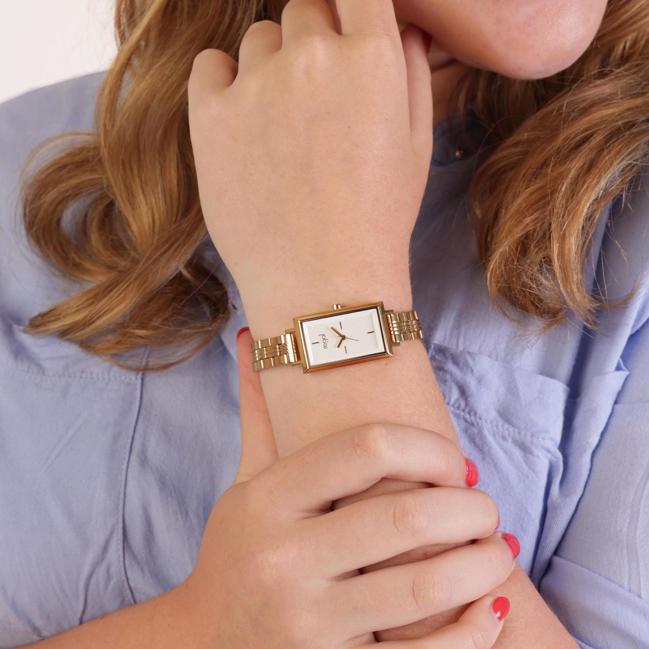 Regal horloge met een stalen kast en band
