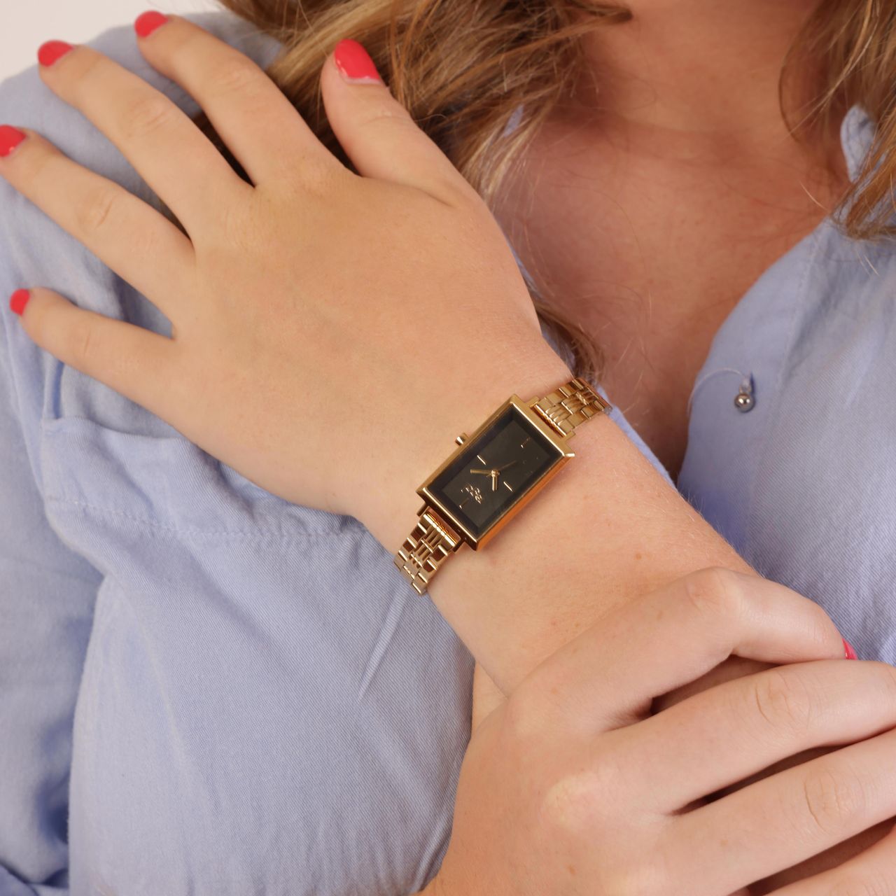 Regal horloge met een stalen kast en band