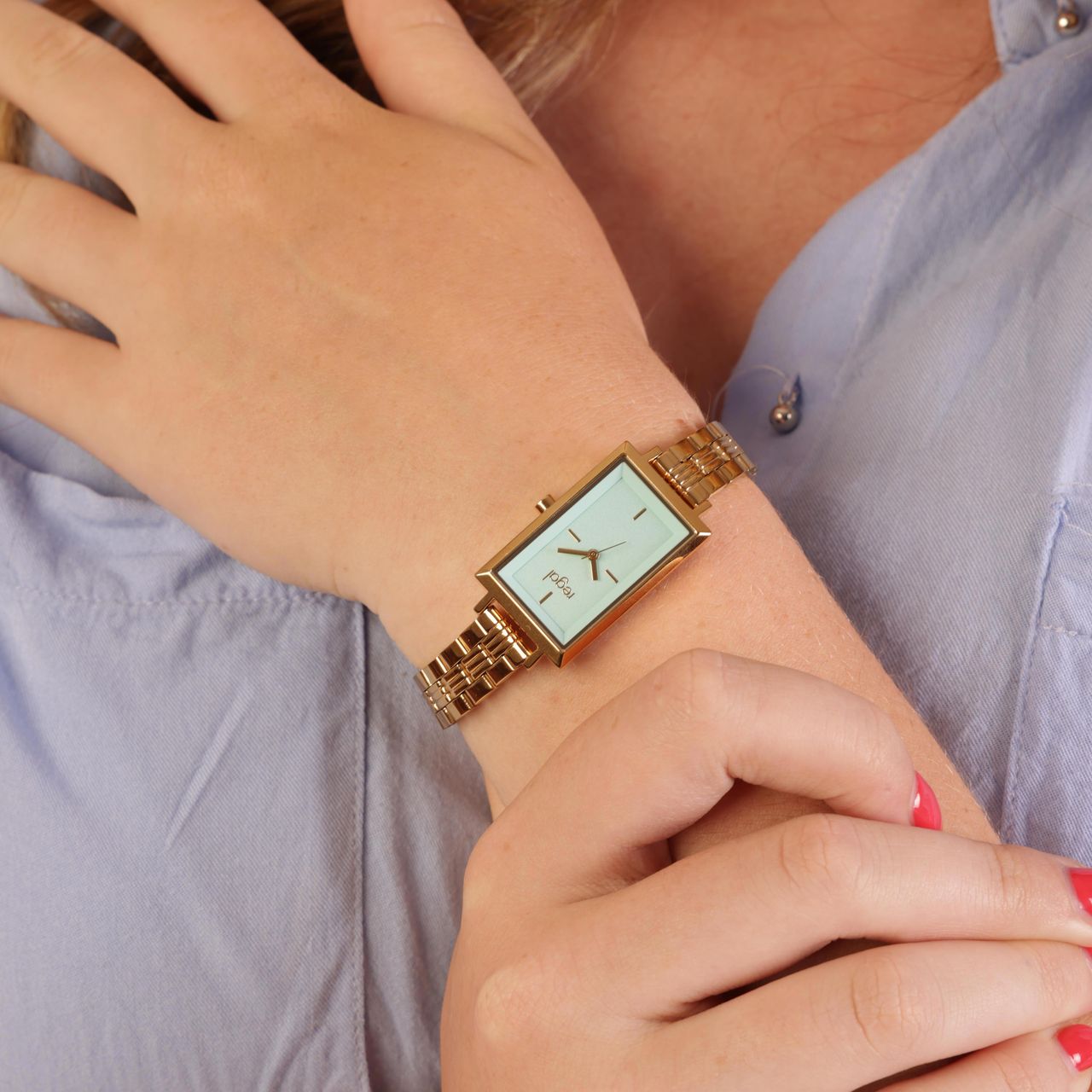 Regal horloge met een stalen kast en band