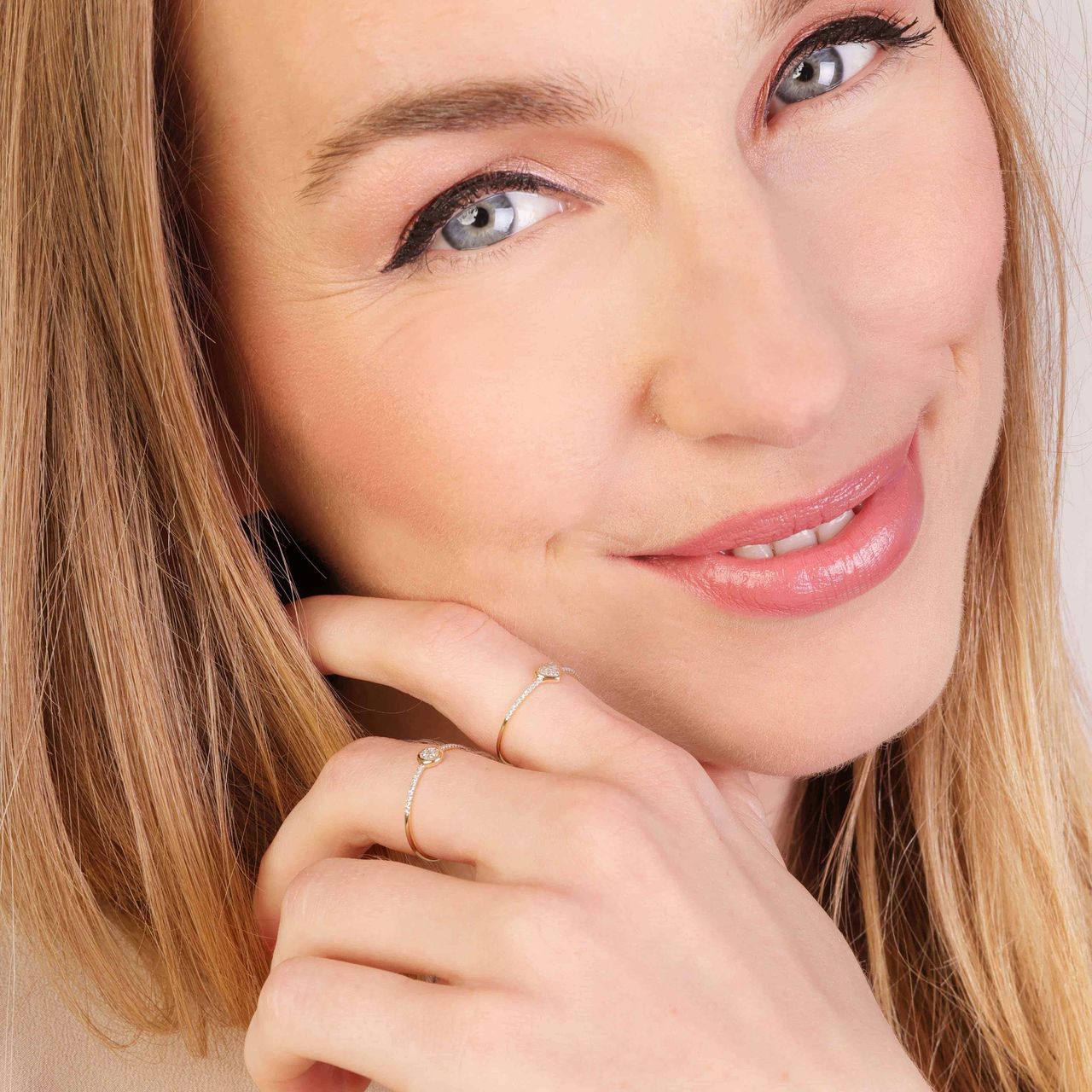 14 karaat geelgouden ring met 33 diamanten 0,05ct hart.