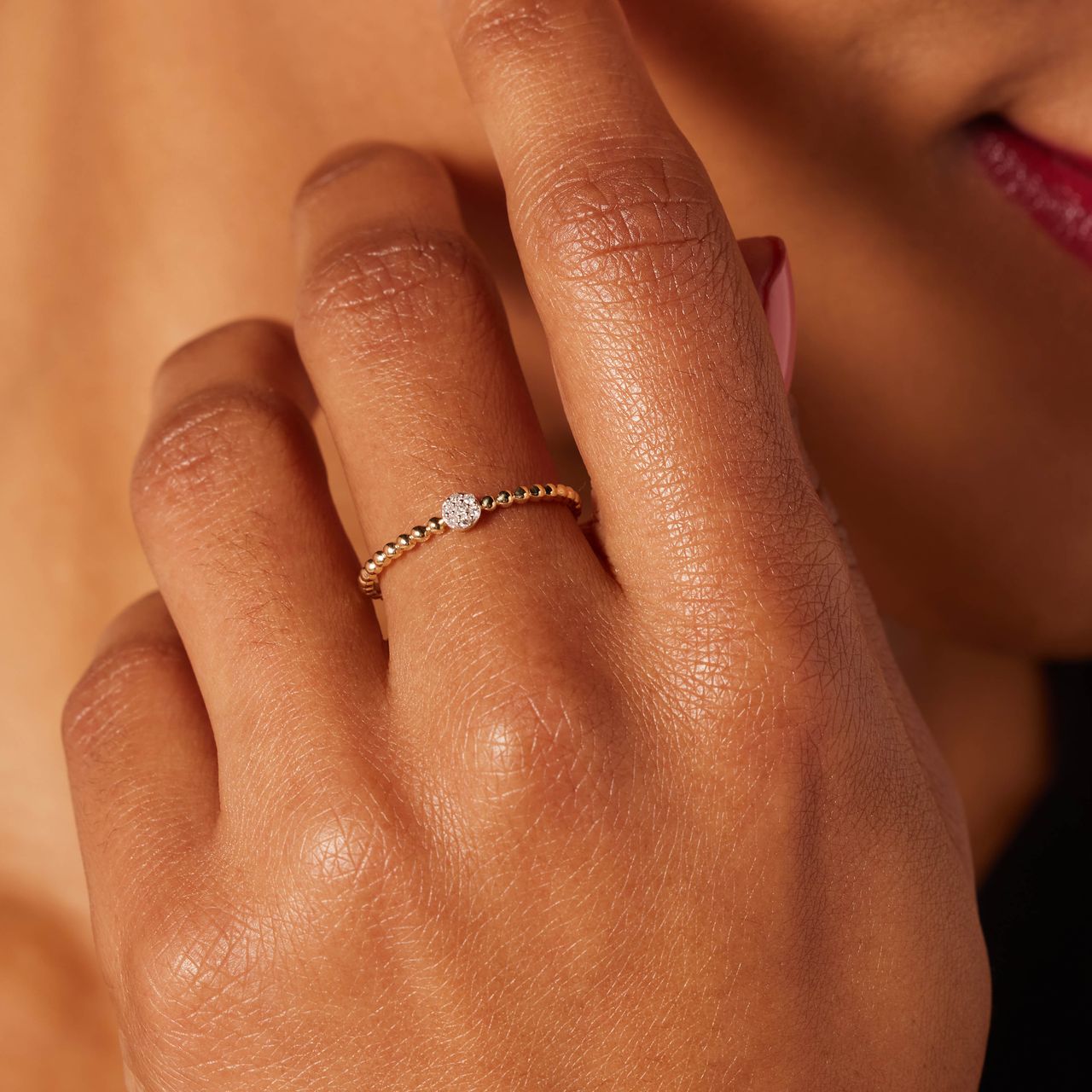 14 karaat geelgouden ring 7 diamanten 0,025ct bolletjes.