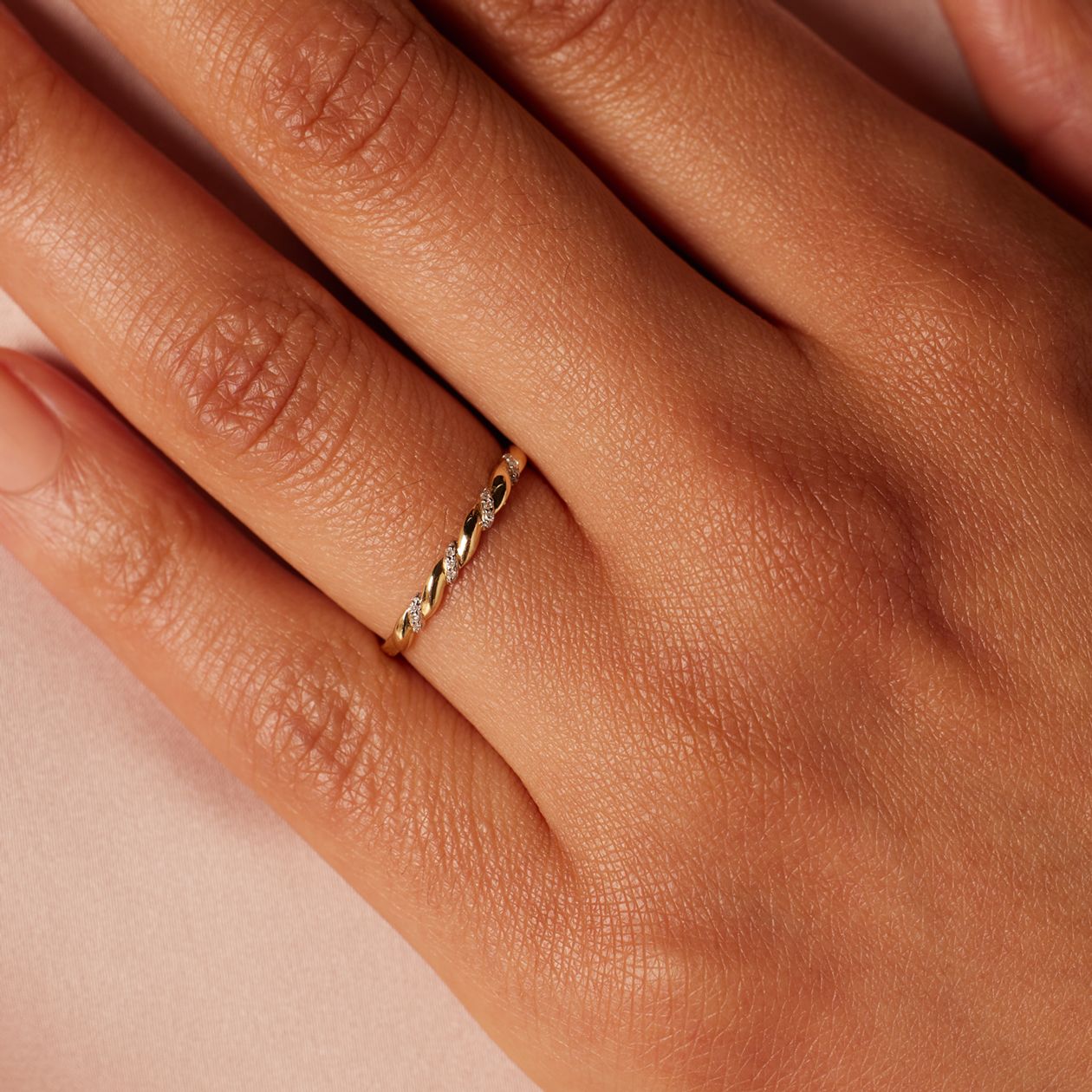 14K geelgouden ring met 12 diamanten 0,015ct slag.