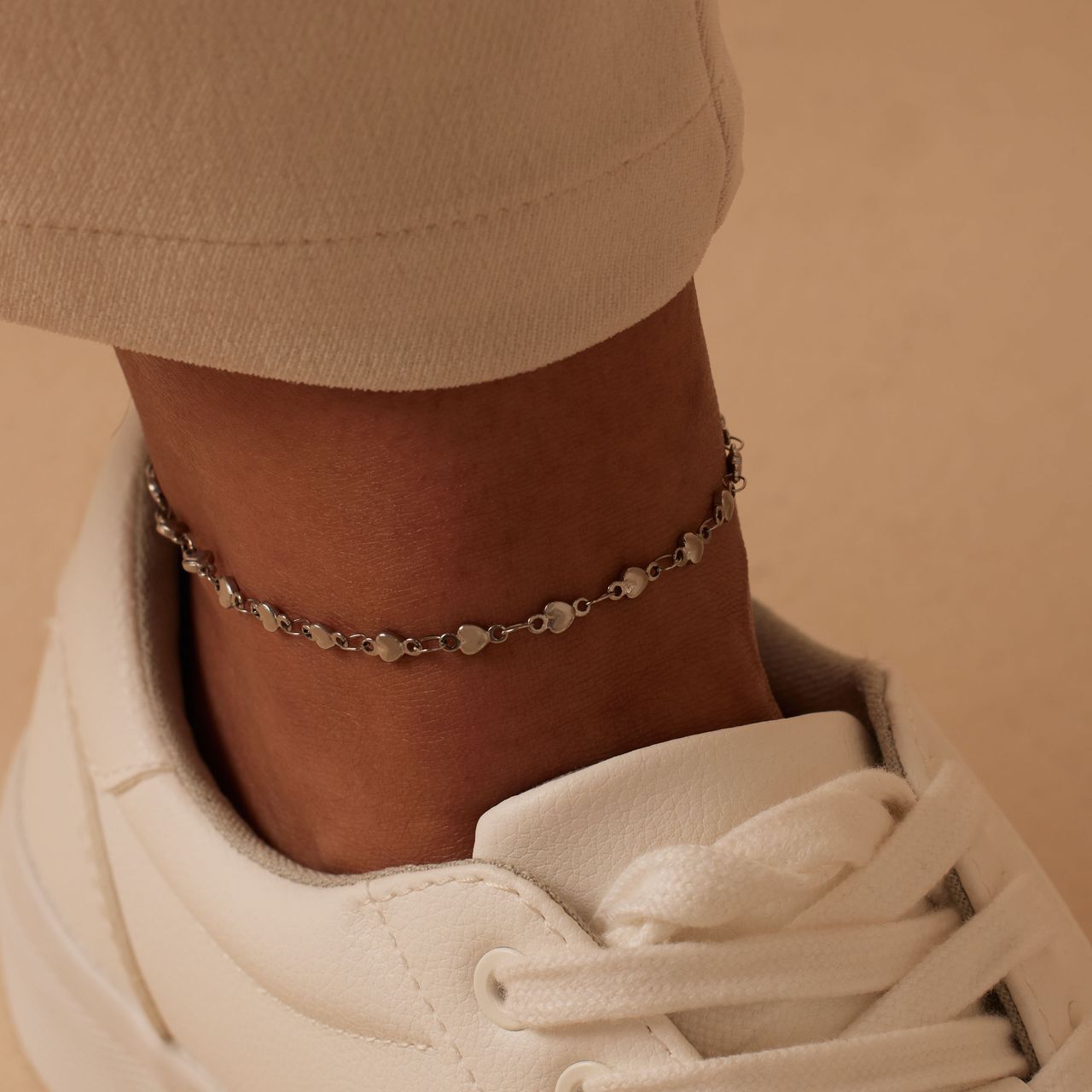 Gerecycled stainless steel enkelband met hartjes