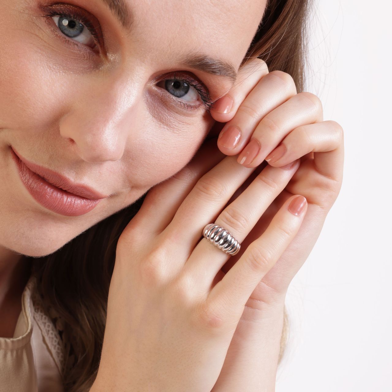 Zilveren ring bewerkt
