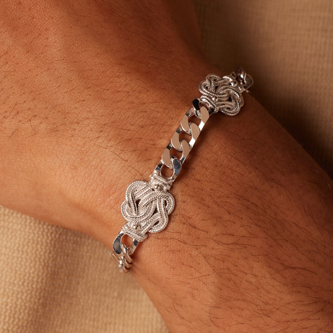 Gerecycleerd zilveren armband Surinaamse mattenklopper.