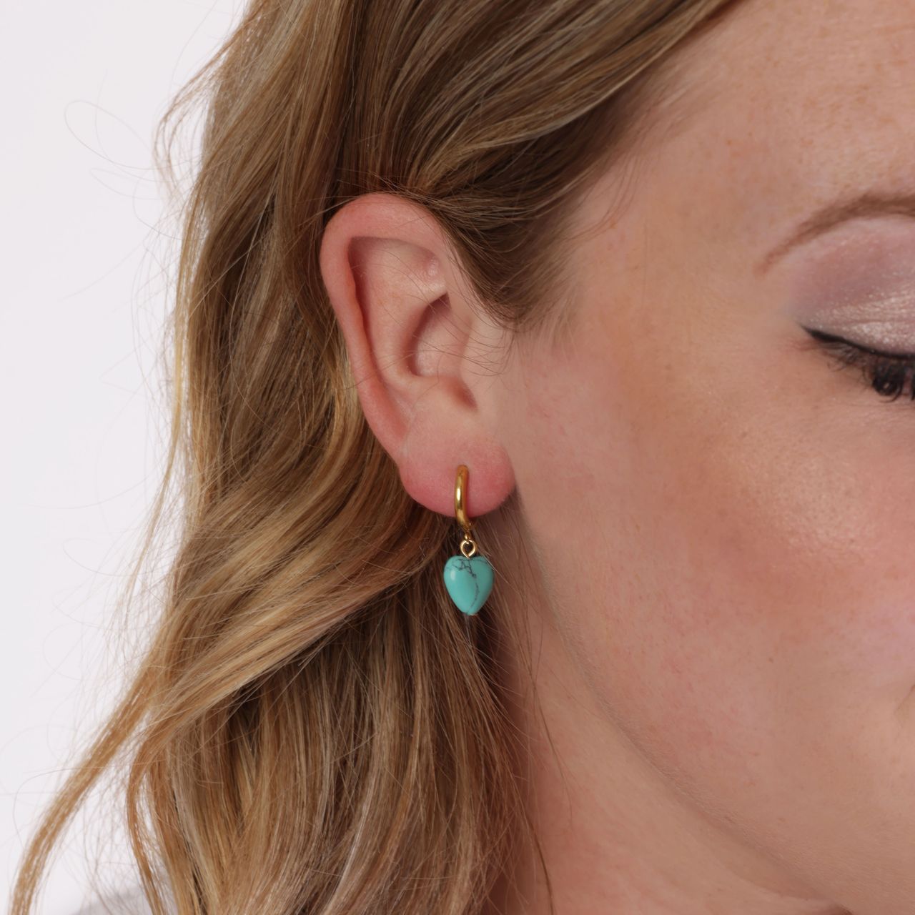 Stalen goldplated oorringen met hanger hart met turquoise voor dames