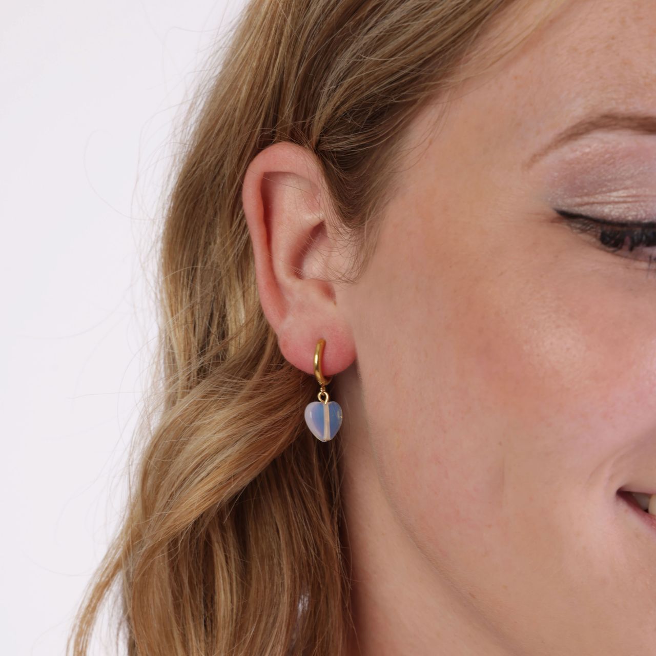 Stainless steel goldplated oorringen met hanger hart met maansteenvoor dames