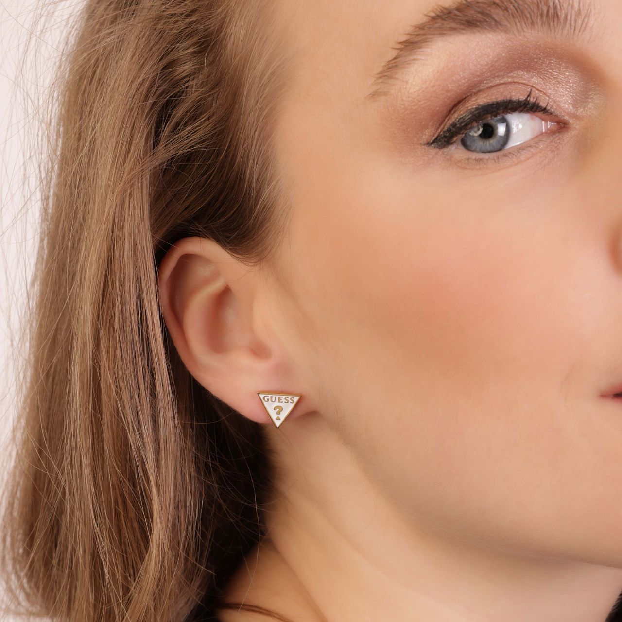 Guess stainless steel goldplated oorknoppen triangle met emaille voor dames