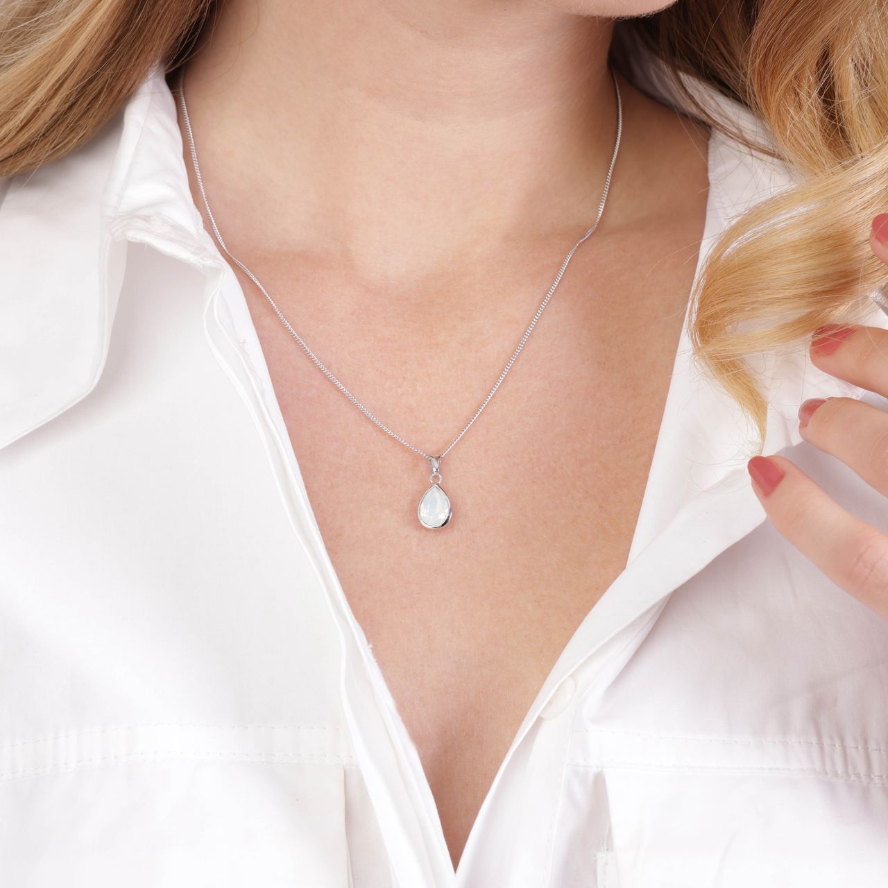 Zilveren ketting met hanger druppel kristal opal