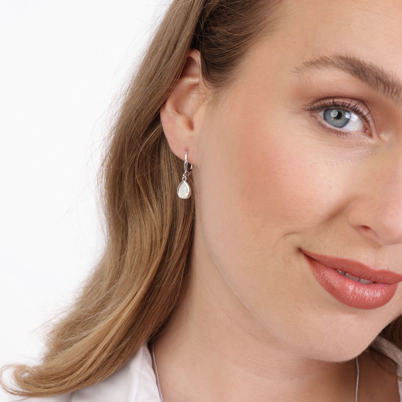 Zilveren oorhangers druppel met kristal opal