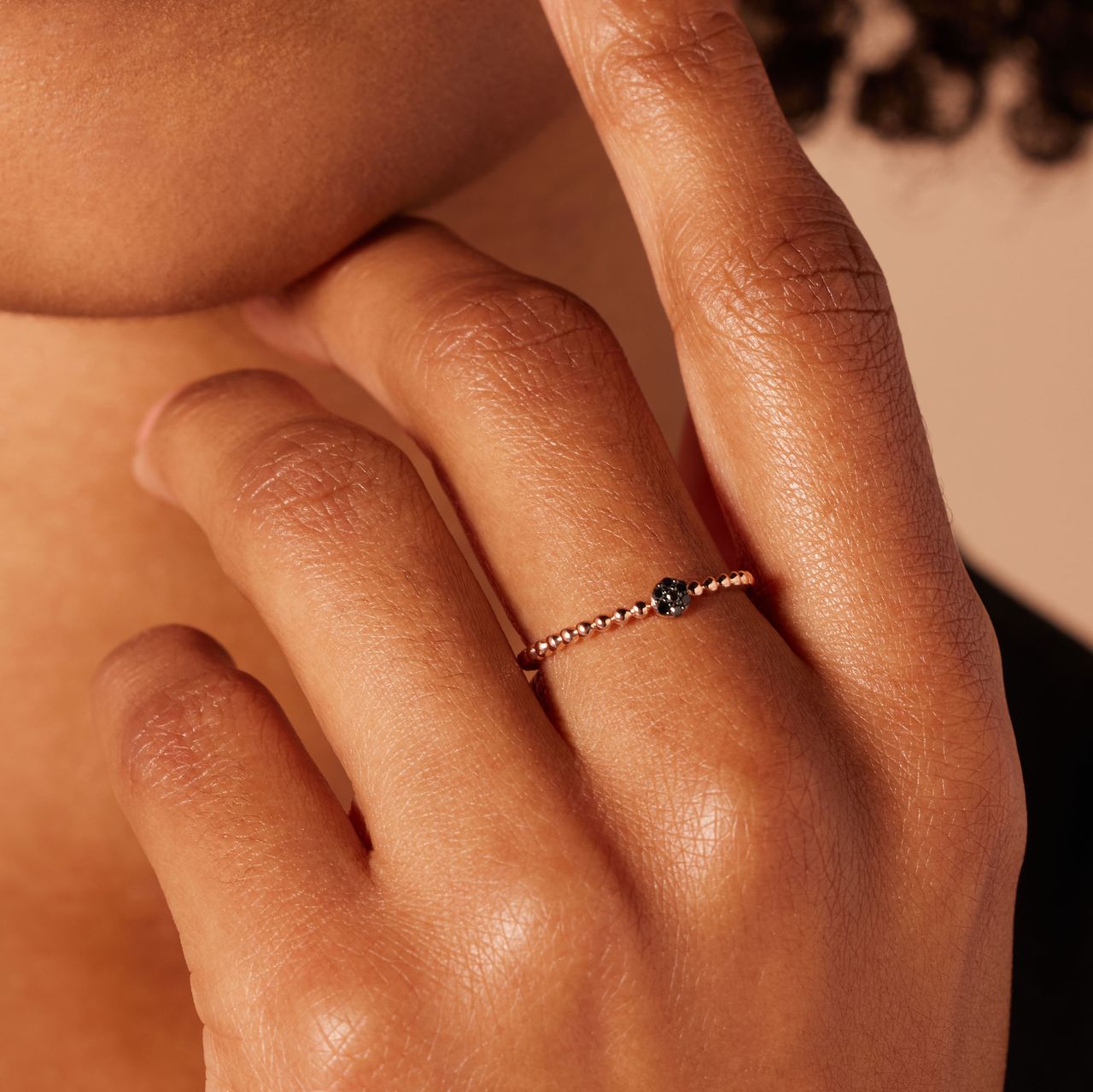 Ring, 585 Rotgold, 7 schwarze Diamanten 0,025 ct, Kugel