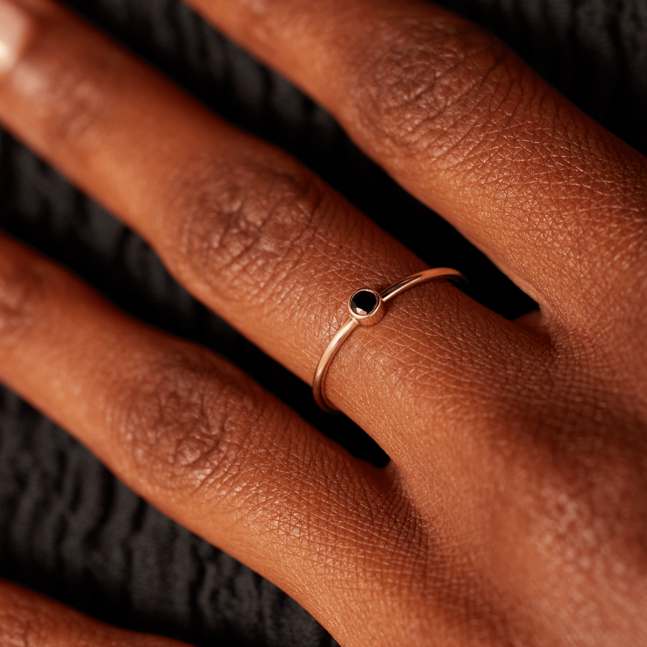 14K geelgouden ring met zwarte spinel edelsteen