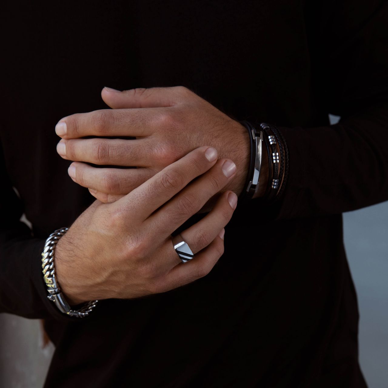 Zwart leren armband met gerecycled stainless steel plaat