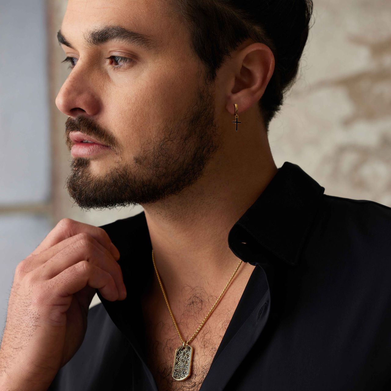 Stainless steel goldplated herenoorringen met hanger kruis