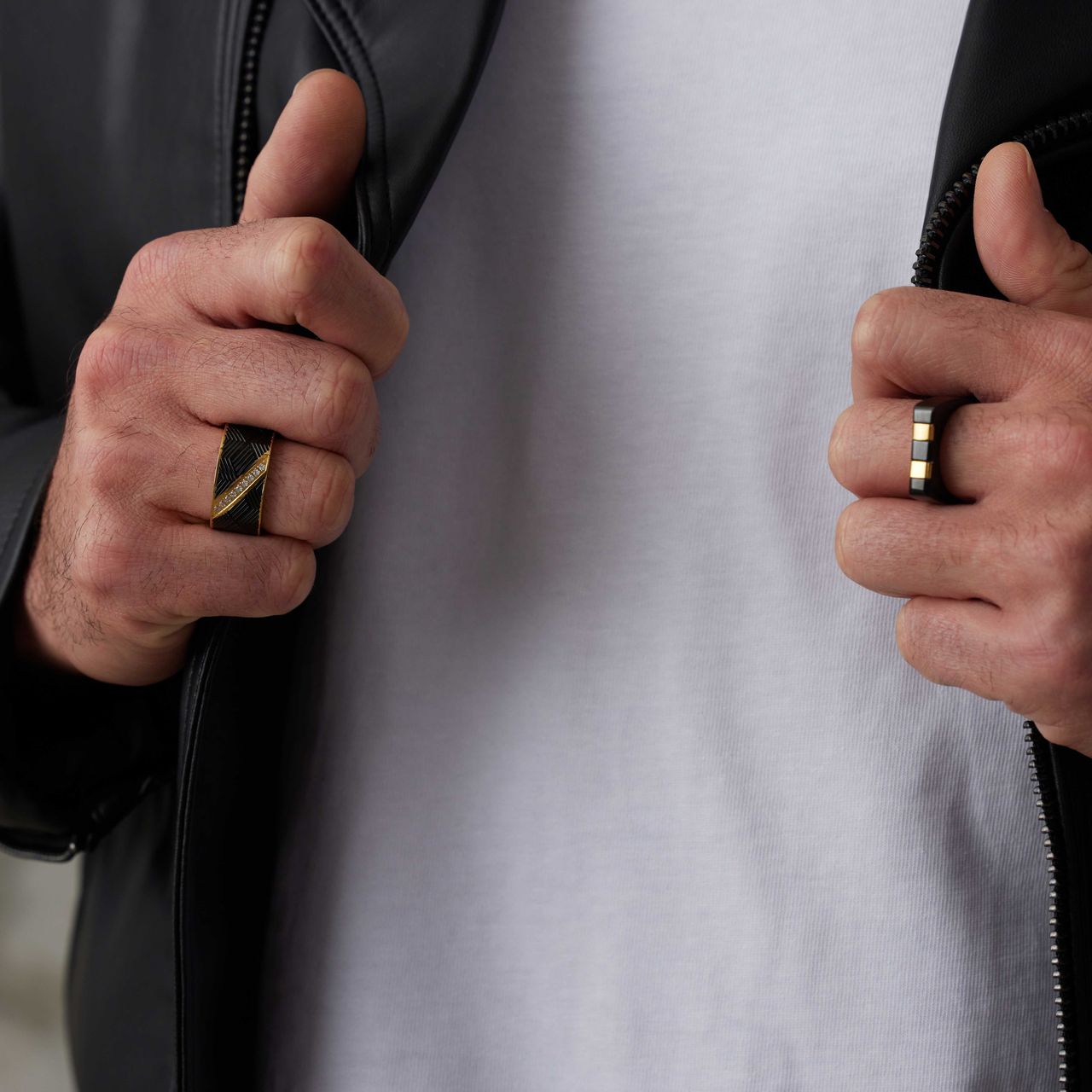 Gerecycleerd stalen blackplated heren ring streep goldplated