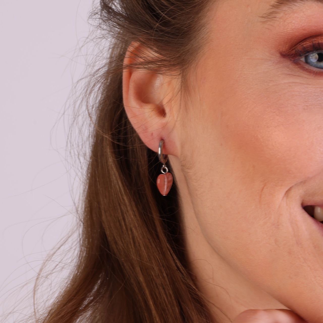 Stainless steel oorbellen met hart rhodoniet