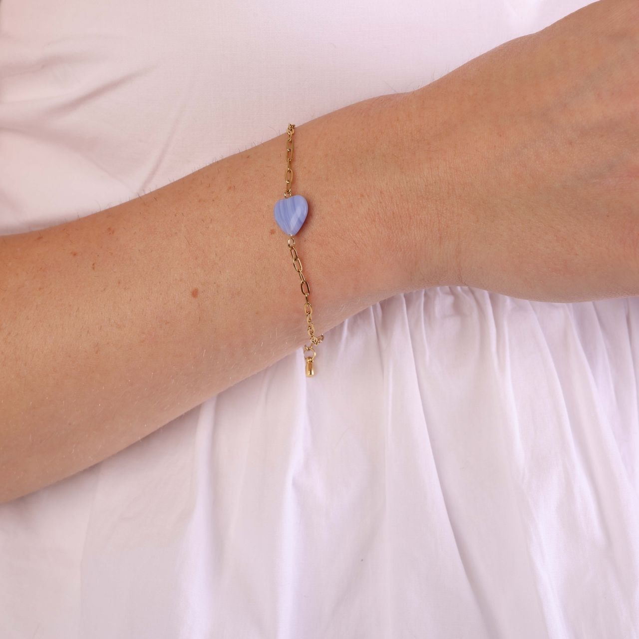 Stalen goldplated armband met hart blauwe agaat
