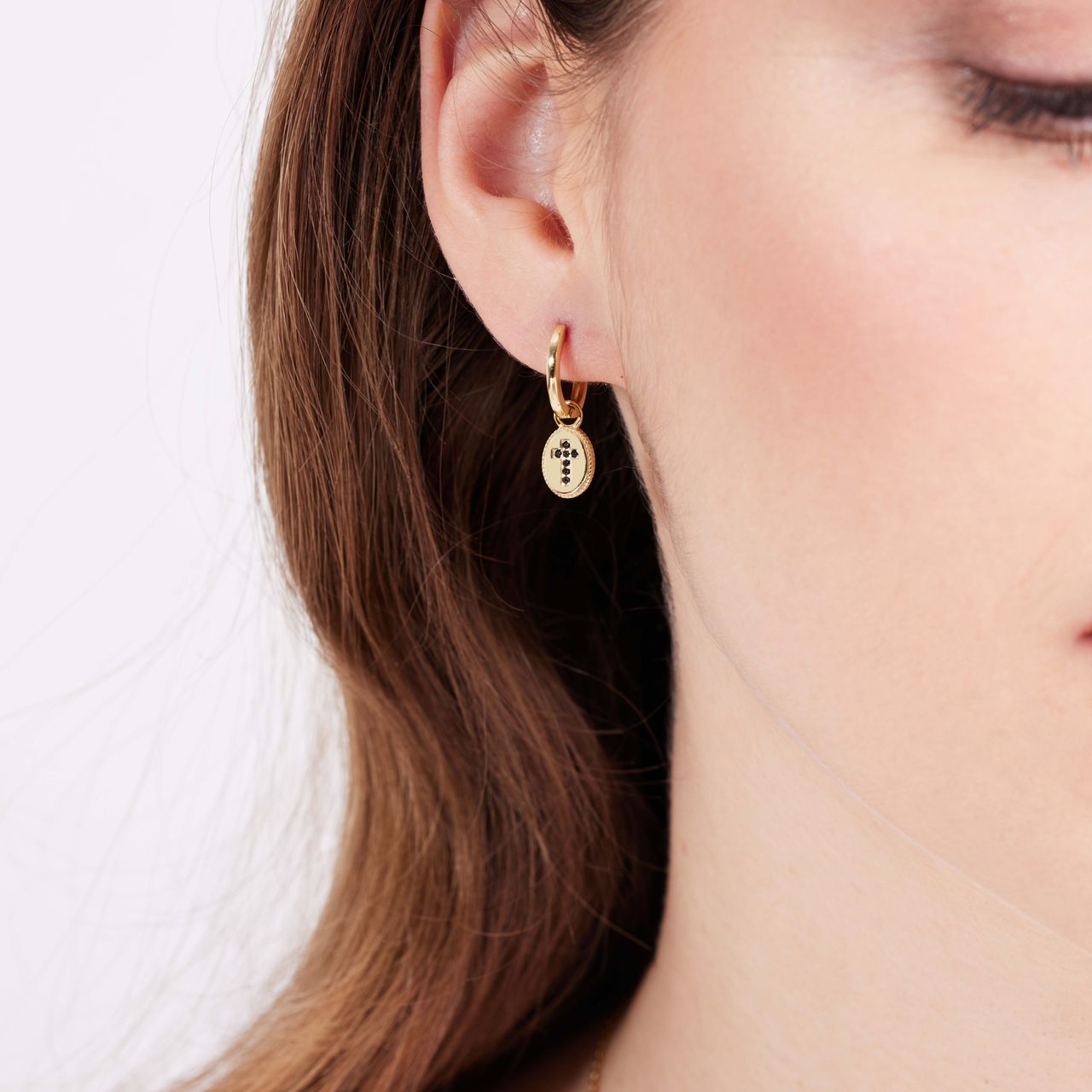 Zilveren goldplated oorringen met hanger kruis met zirkonia voor dames