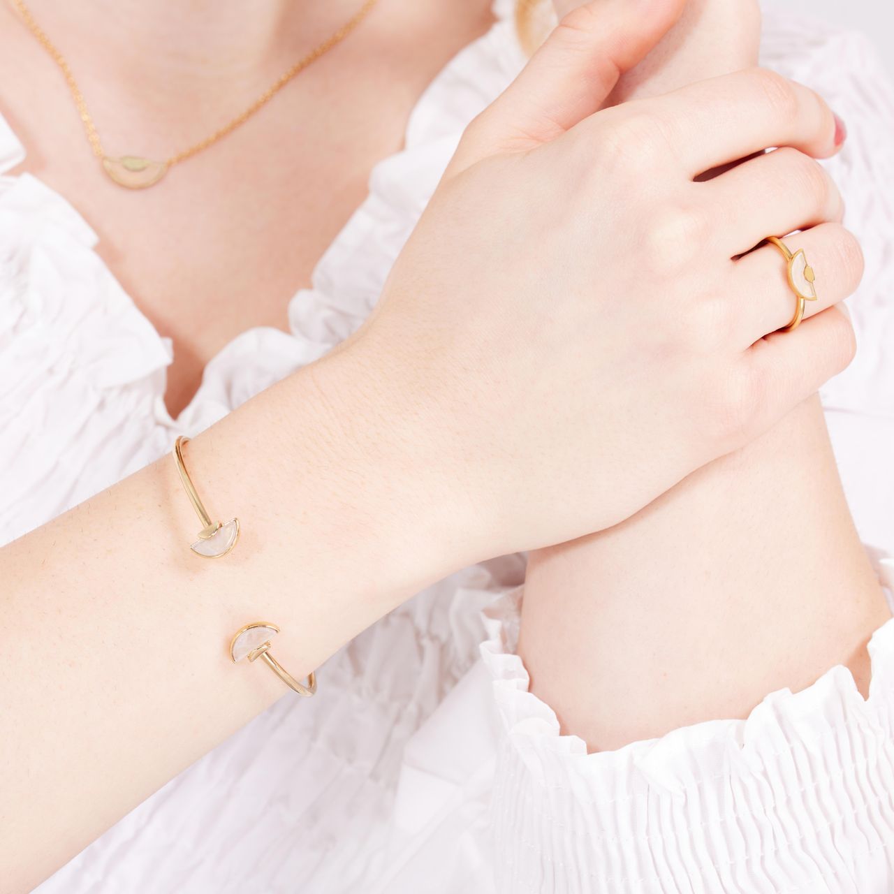 Stalen goldplated bangle met rozenkwarts voor dames
