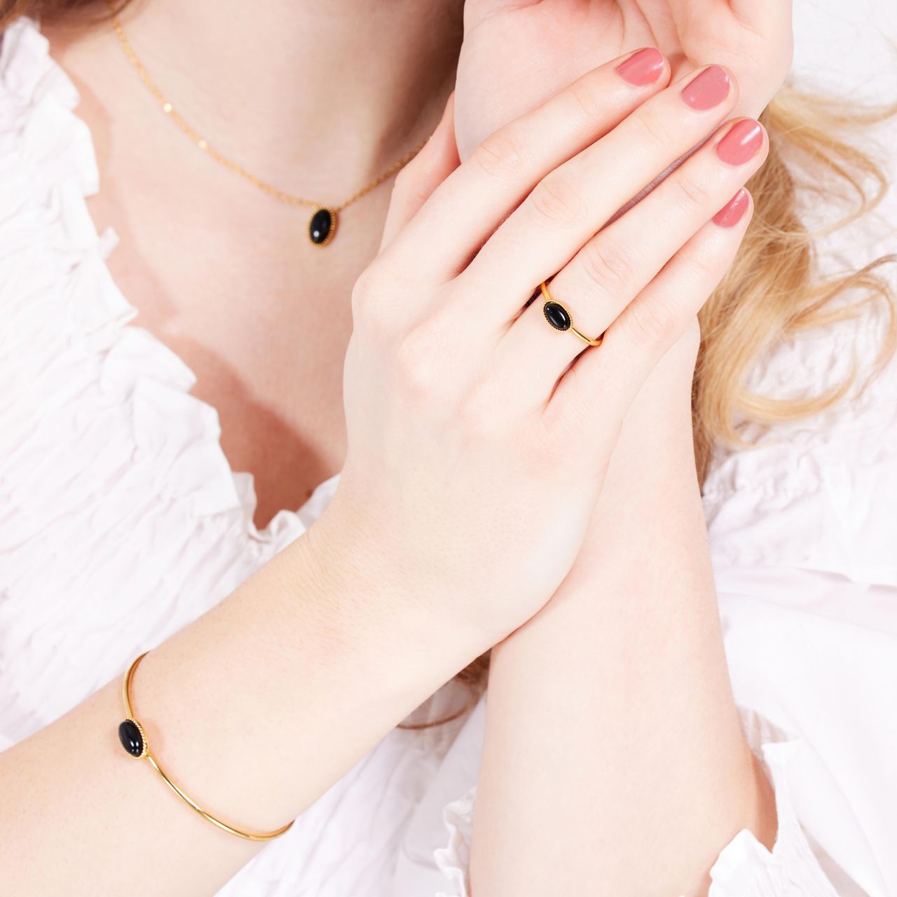 Gerecycled stainless steel goldplated ring met zwarte agaat